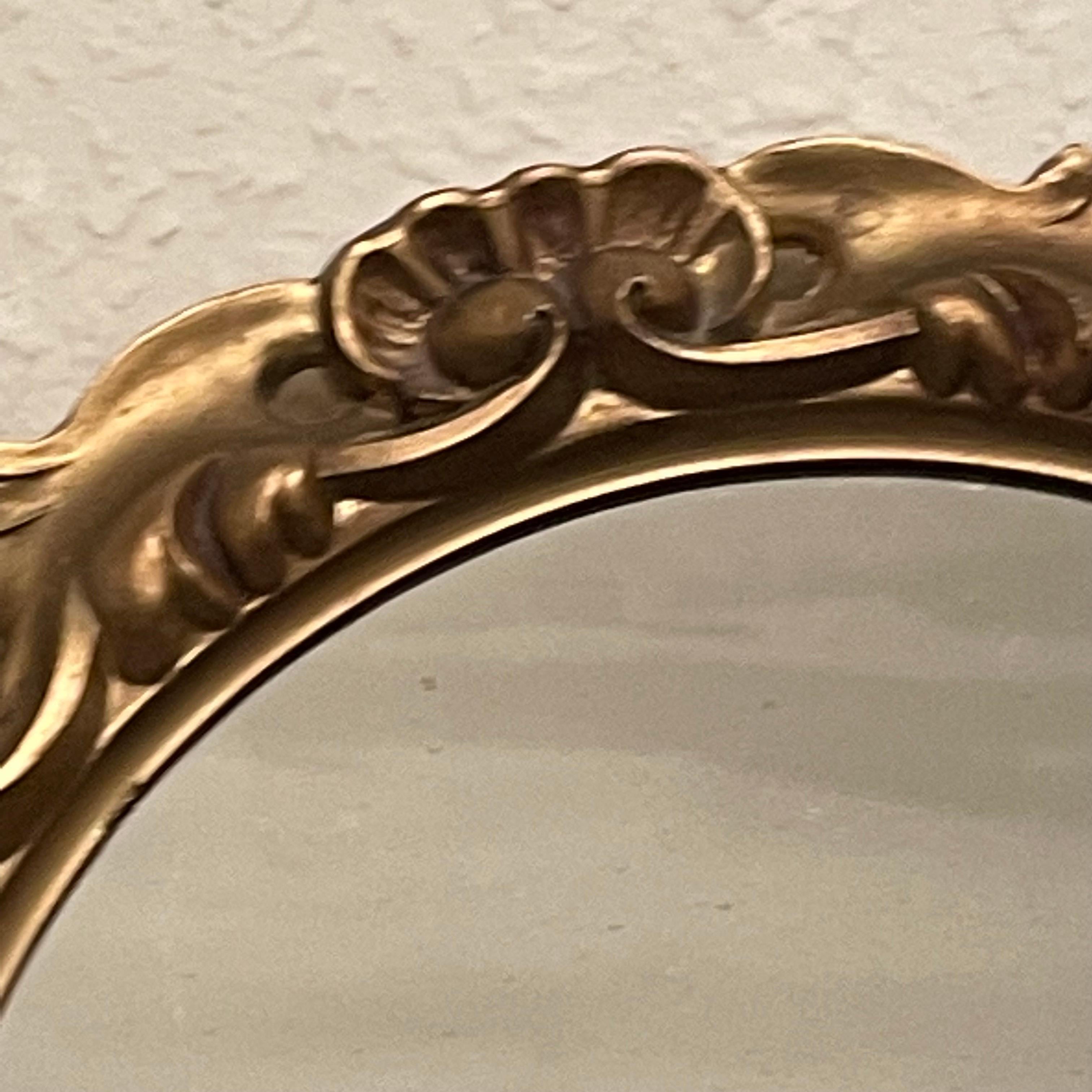 Miroir italien en résine dorée Tole Toleware Chic, circa 1980 en vente 3