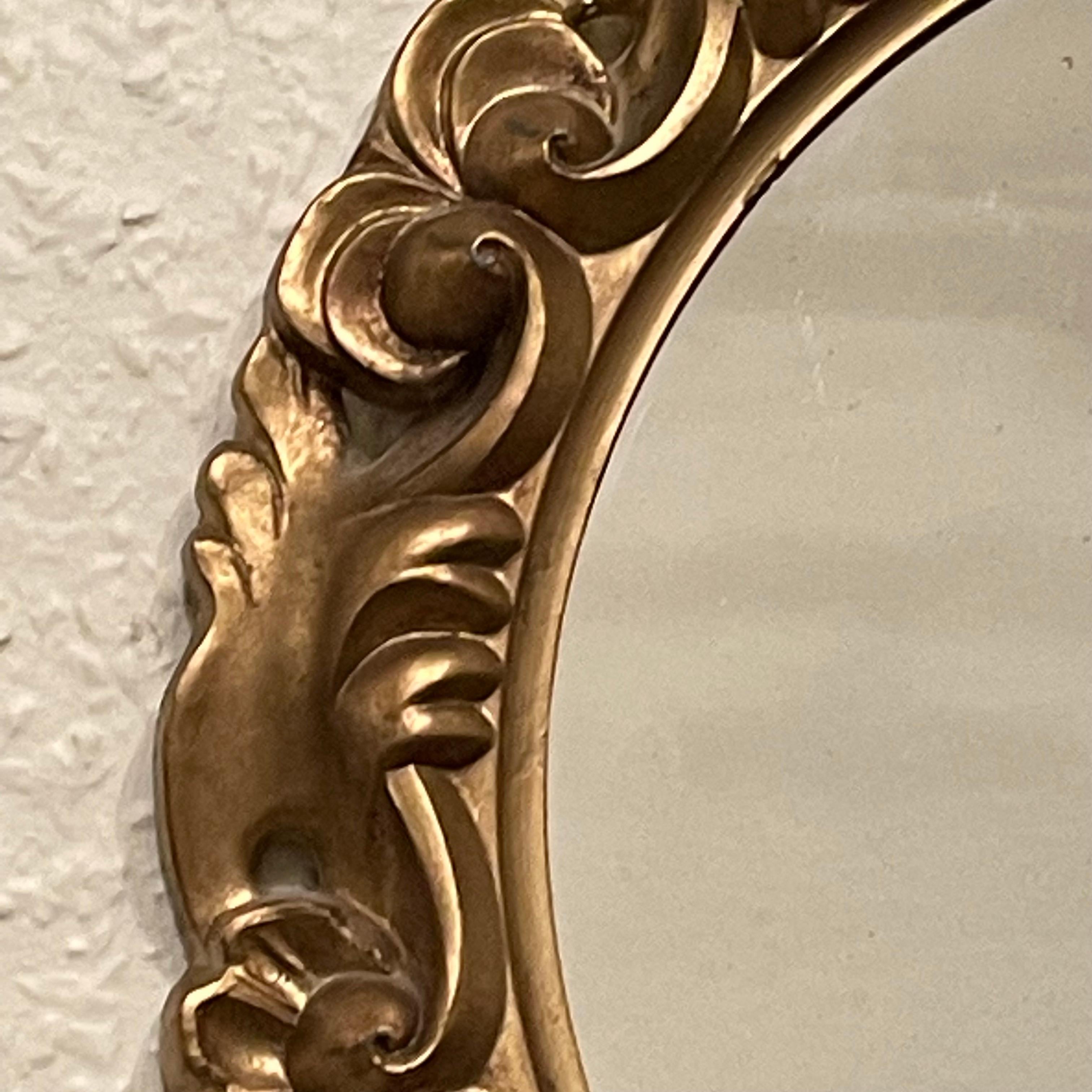 Miroir italien en résine dorée Tole Toleware Chic, circa 1980 en vente 4
