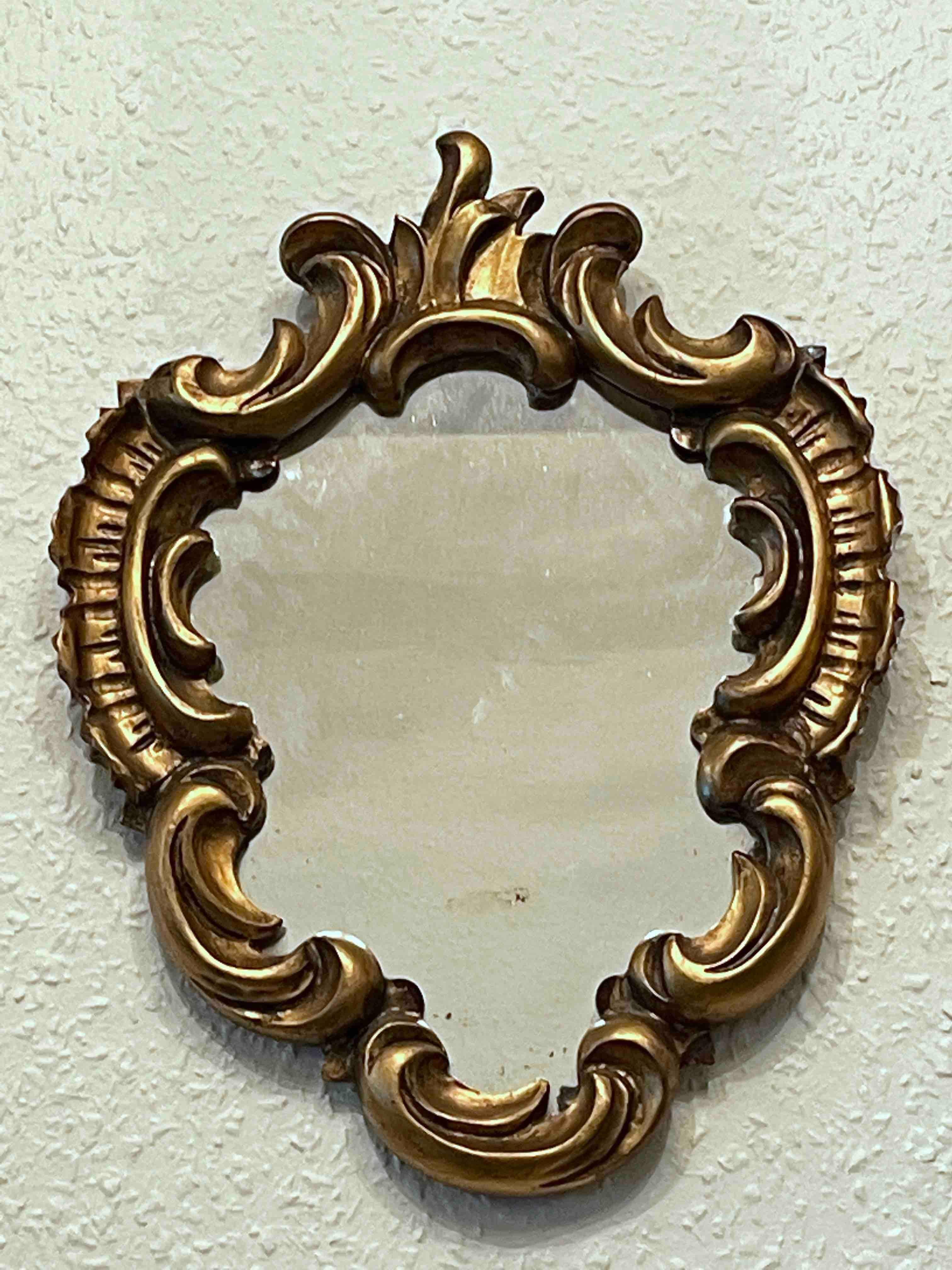 Italienischer Tole-Teller-Spiegel aus vergoldetem Holz, ca. 1950er Jahre (Hollywood Regency) im Angebot