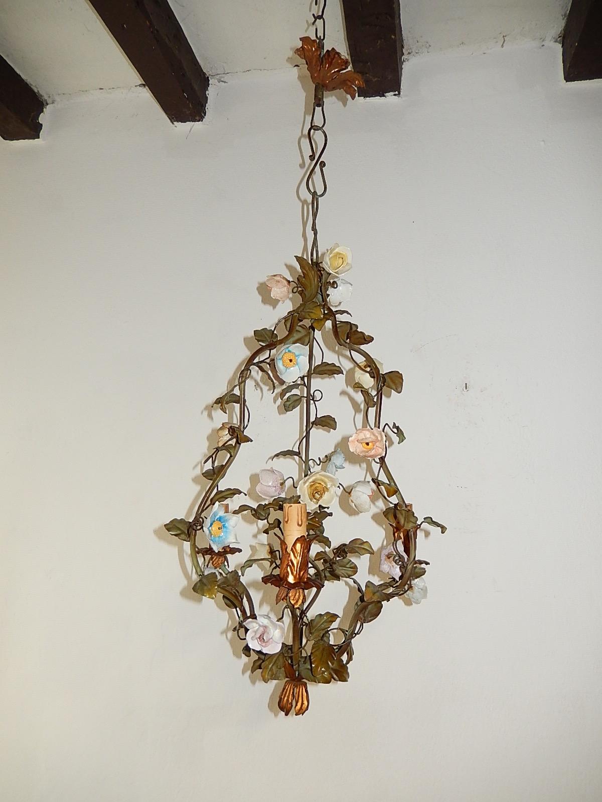 Italian Tole with Porcelain Flowers Polychrome Chandelier, circa 1870 In Good Condition In Modena (MO), Modena (Mo)