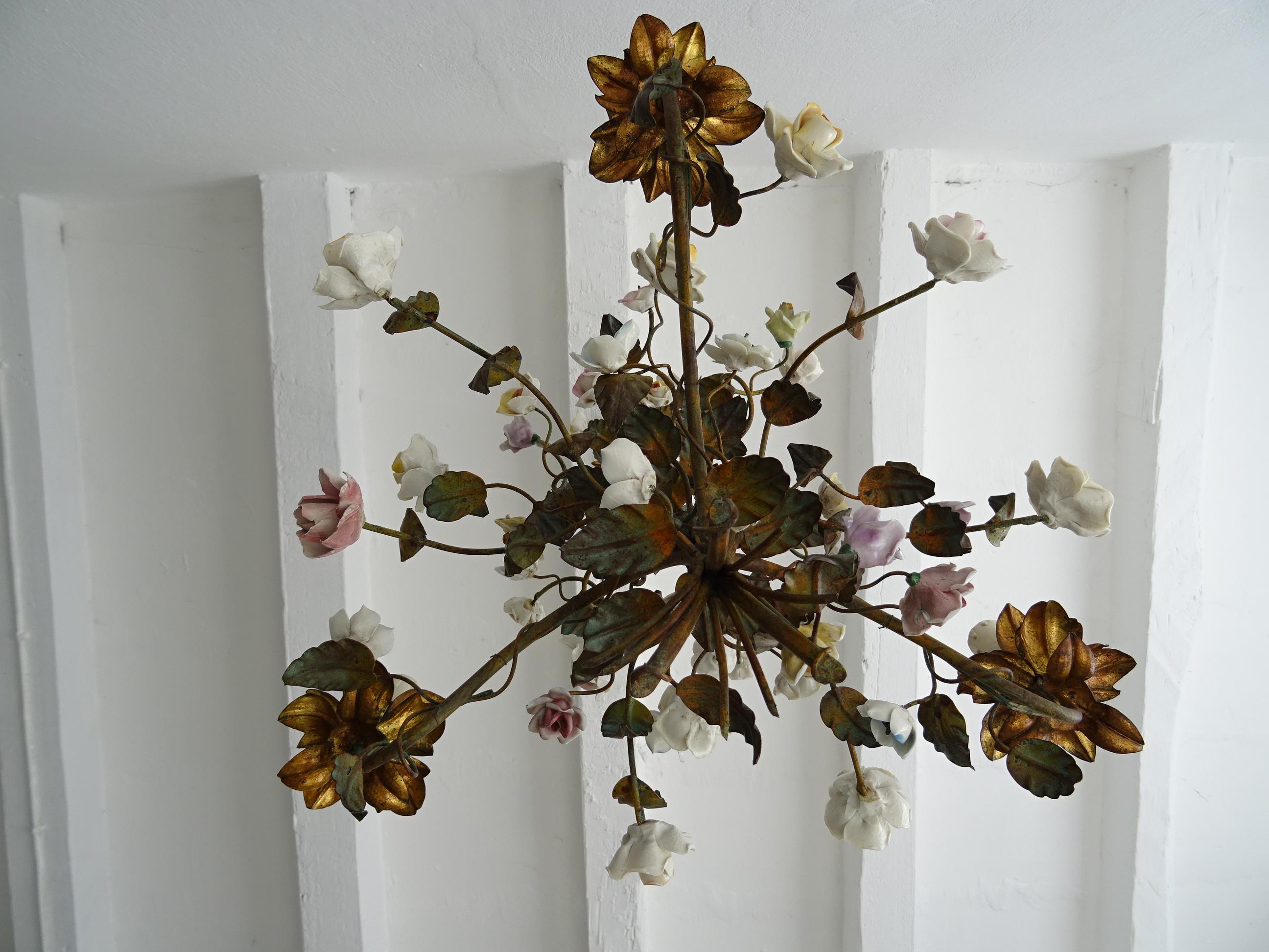 Italian Tole with Porcelain Flowers Polychrome Chandelier, circa 1870 In Good Condition In Firenze, Toscana