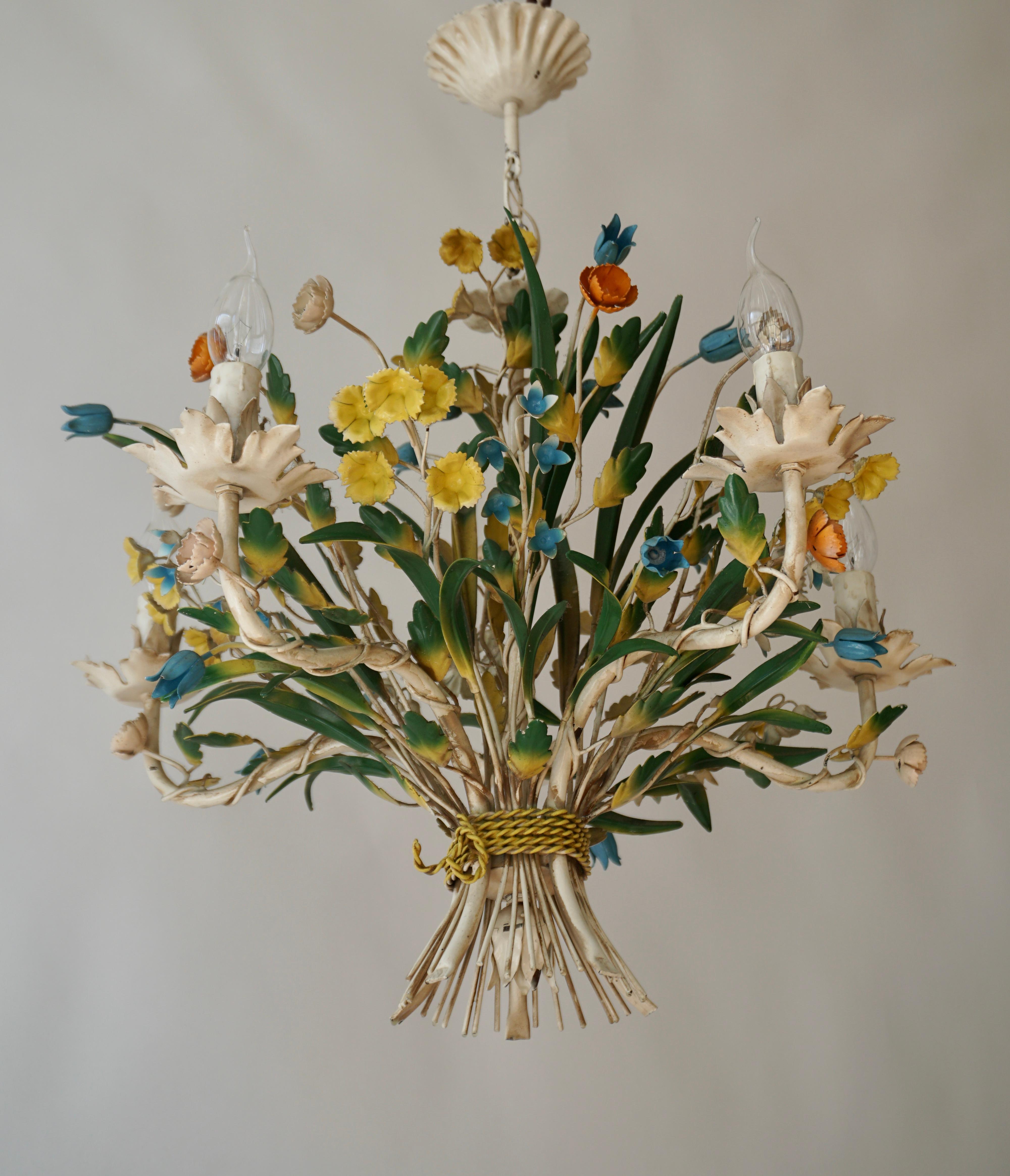 Italian Tole with Porcelain Flowers Polychrome Chandelier  In Good Condition For Sale In Antwerp, BE