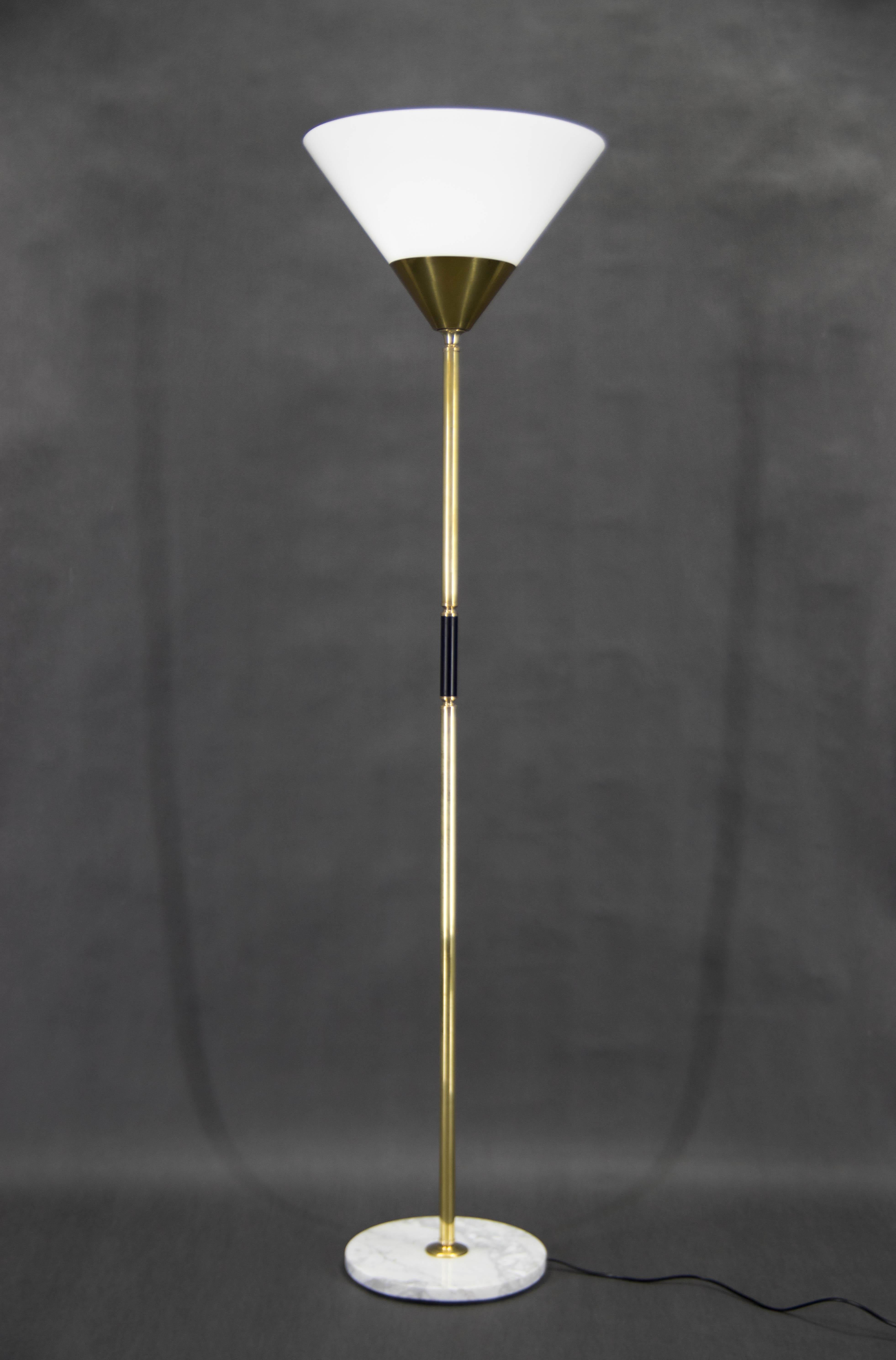 Italienische Stehlampe in Fackelform aus den 1980er Jahren
Ständer aus Marmor und Messing, Schirm aus Milchglas.
Sehr guter Originalzustand
Neu verdrahtet: 1x60W, E25-E27 Glühbirne
Inklusive US-Steckeradapter.
Versandangebot auf Anfrage.
