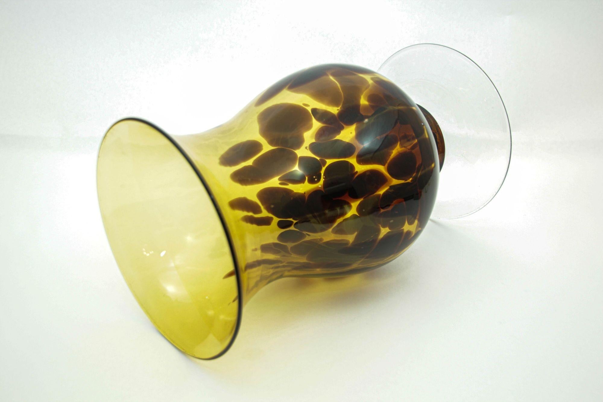 Italienische Vase aus mundgeblasenem Schildpatt-Kunstglas mit Fuß aus 1970 (Postmoderne) im Angebot