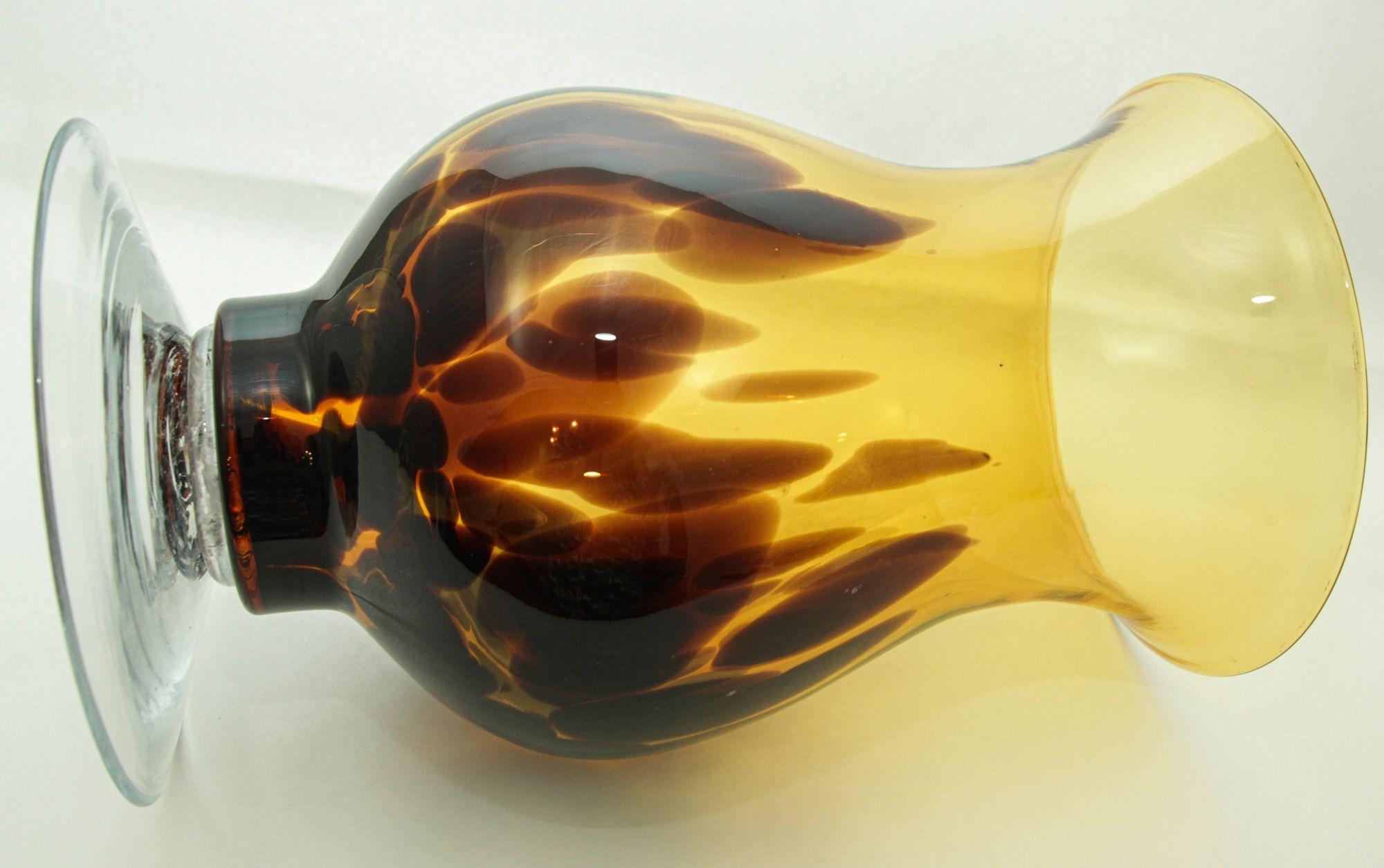 Italienische Vase aus mundgeblasenem Schildpatt-Kunstglas mit Fuß aus 1970 im Zustand „Gut“ im Angebot in North Hollywood, CA