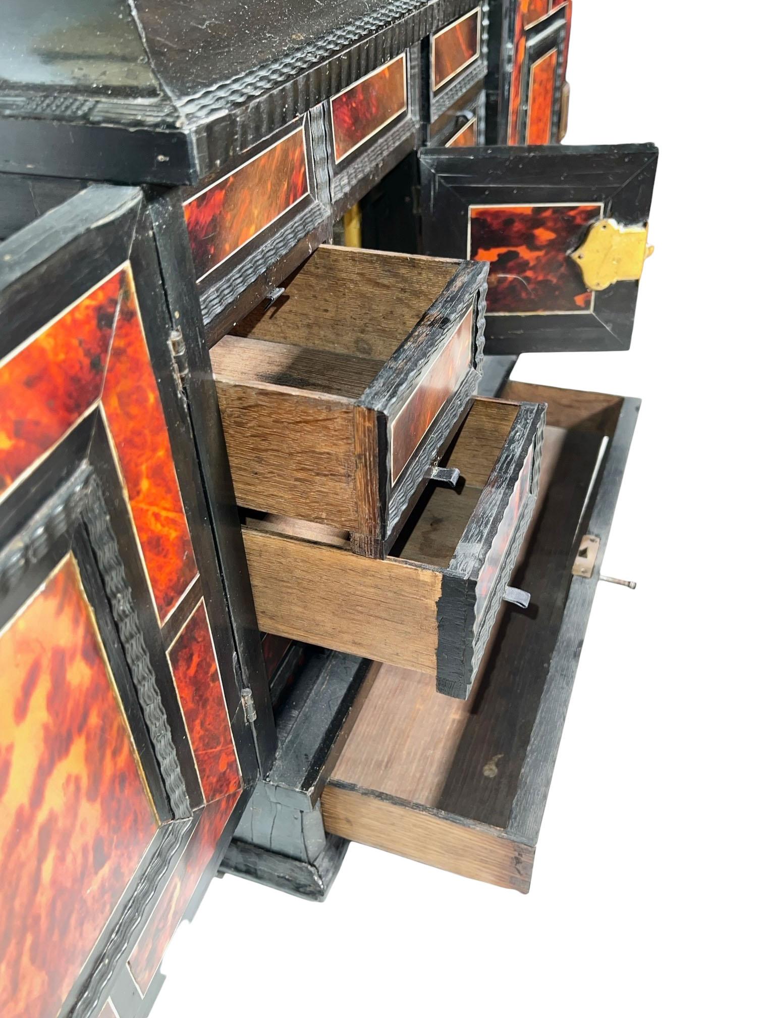 Italienischer Schrank aus Schildpatt mit Schubladen im Angebot 5