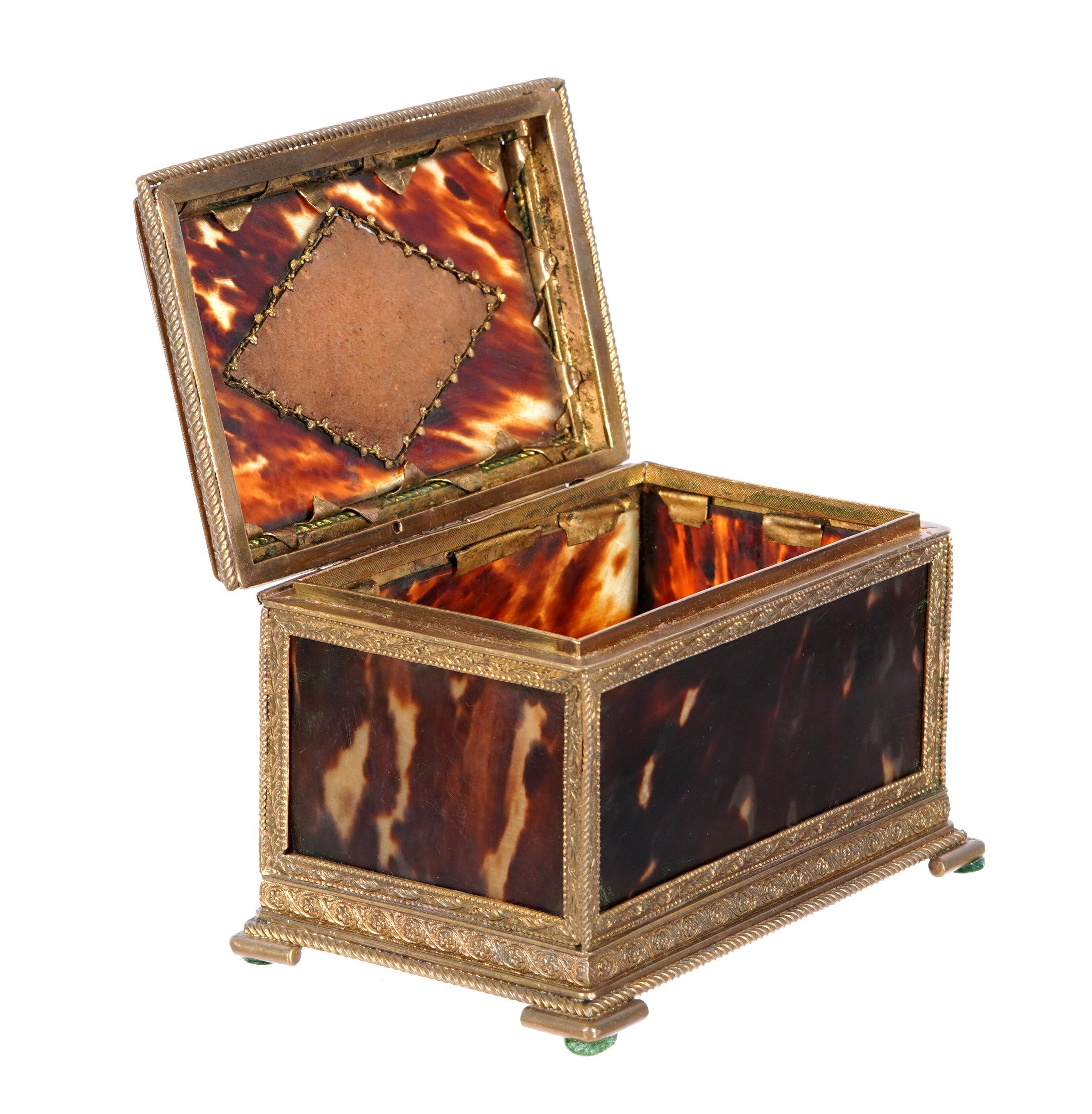 Caja de baratijas y tocador italiana de finales del siglo XIX / principios del XX. La caja tiene un marco de latón repujado con paneles de carey. Tapa abatible con panel esmaltado con escena de género al aire libre. Sin marcar. 