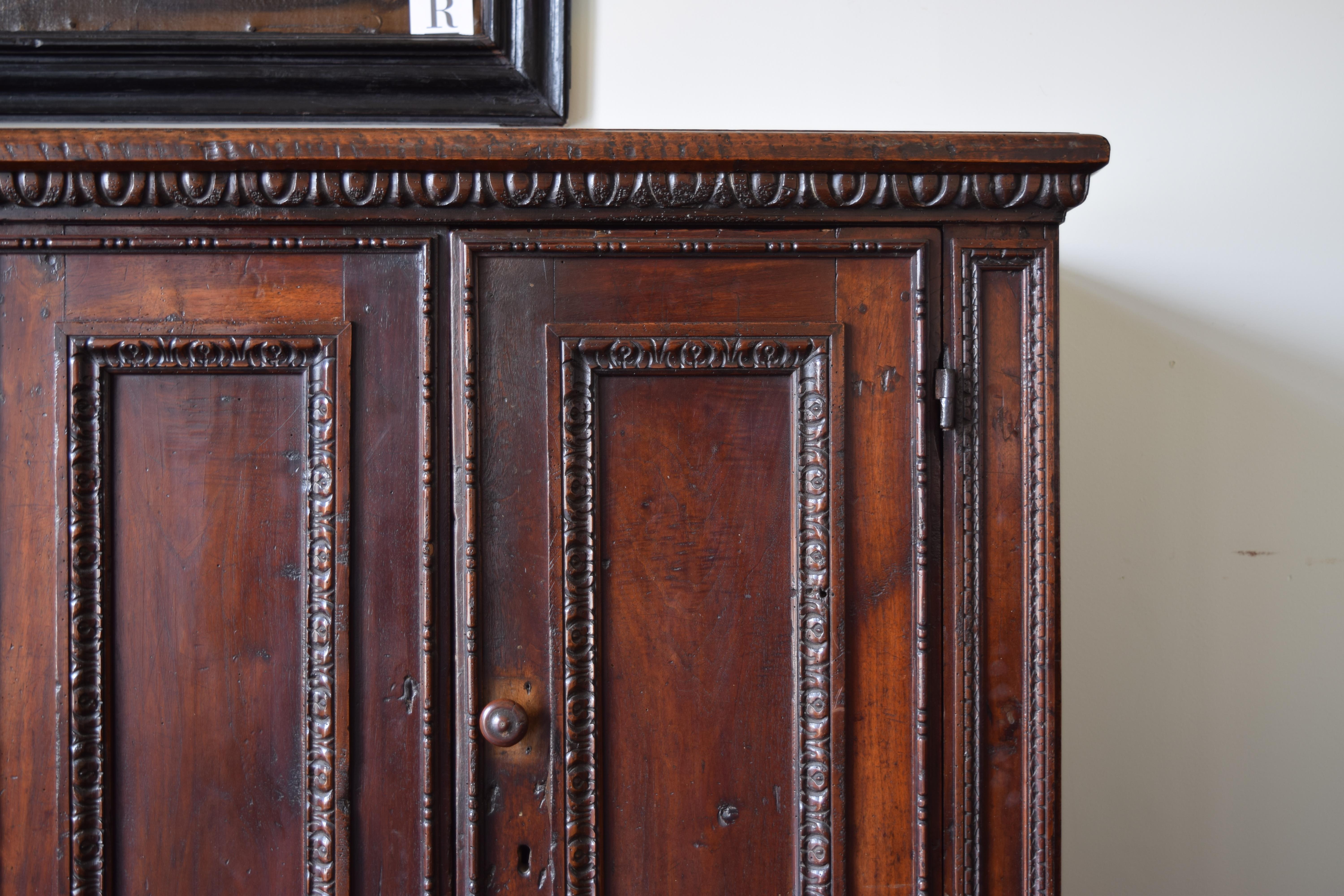 Italie, Toscane, période baroque Crédence à 4 portes en noyer sculpté, vers 1600 en vente 3