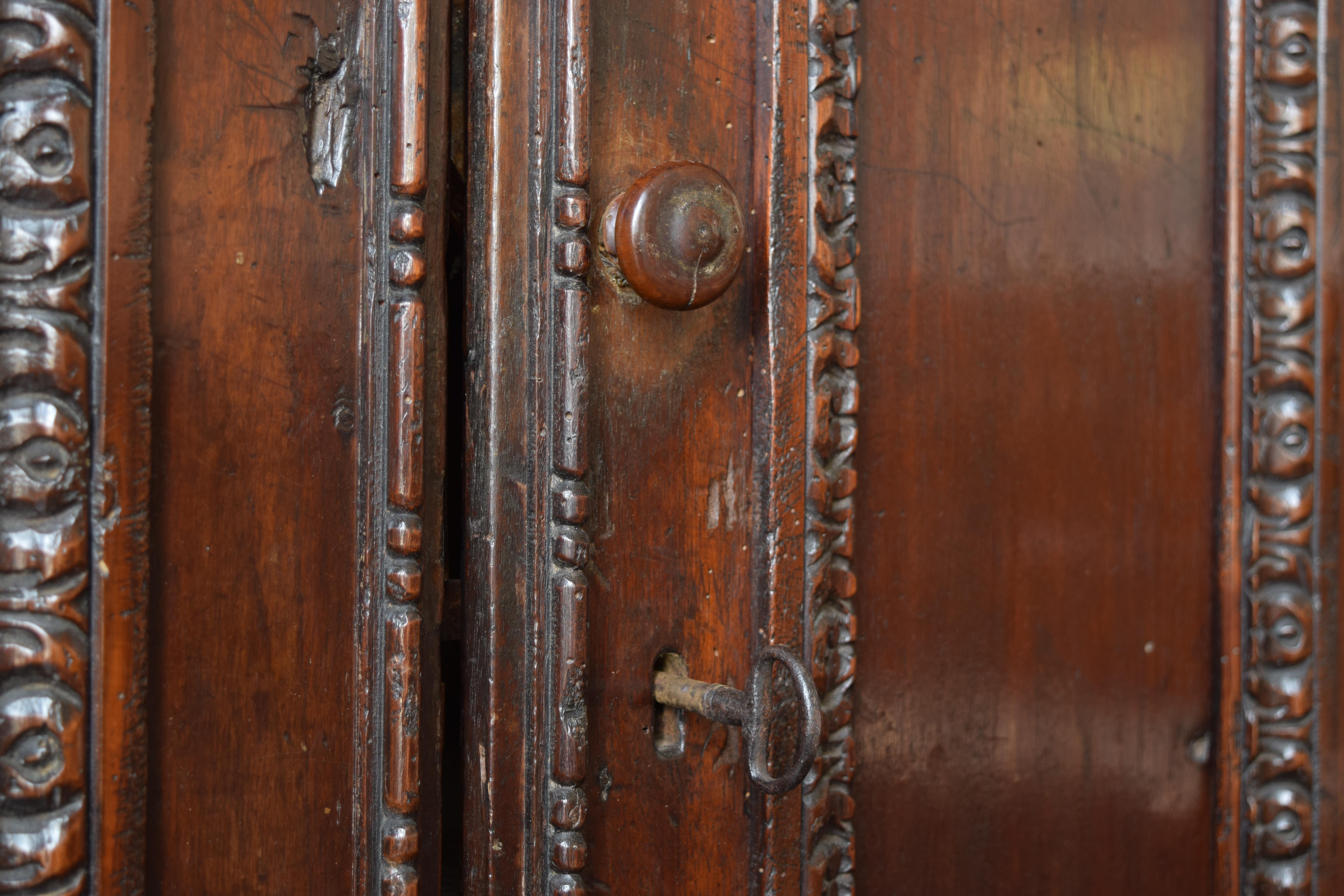 Italie, Toscane, période baroque Crédence à 4 portes en noyer sculpté, vers 1600 en vente 4