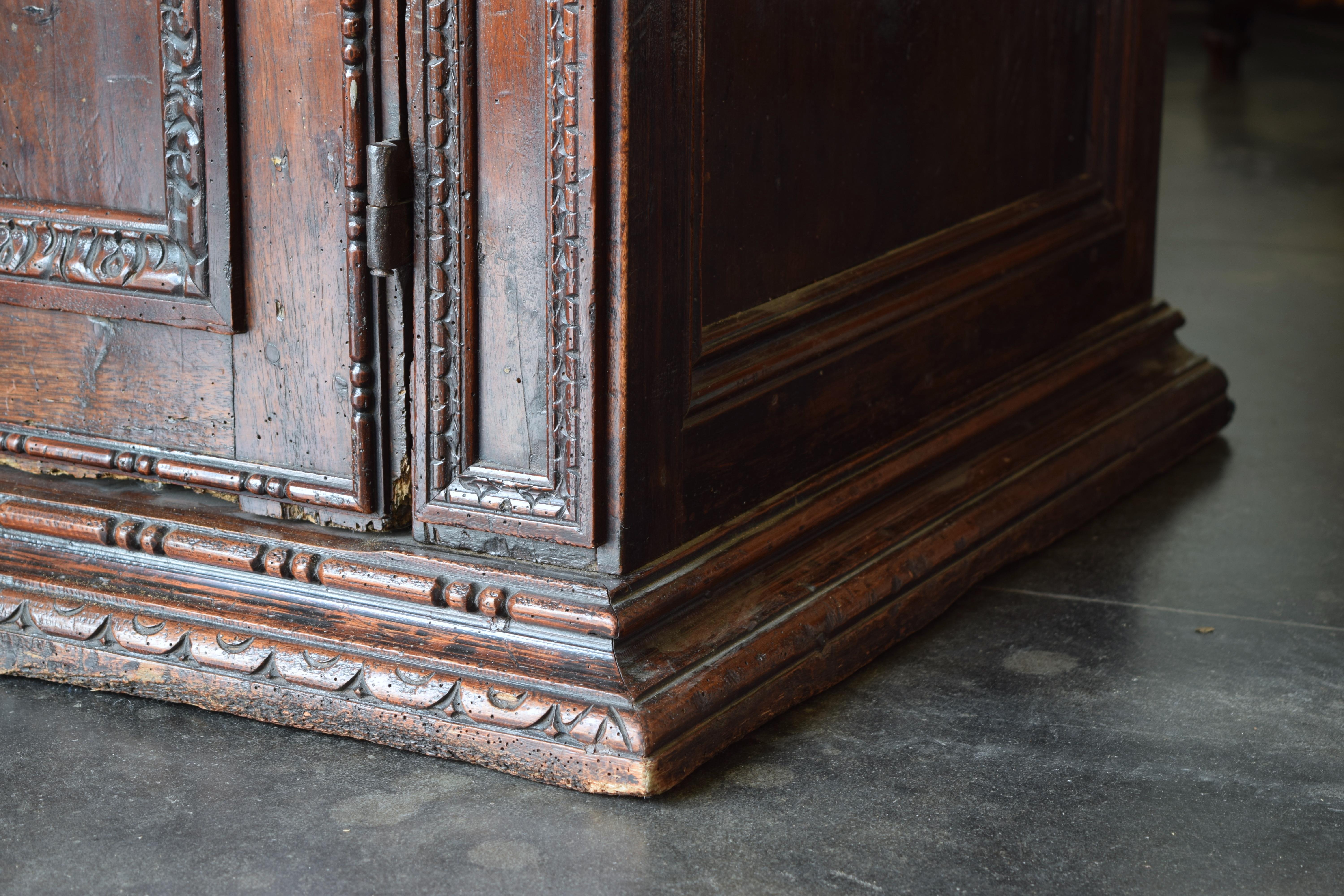 Italie, Toscane, période baroque Crédence à 4 portes en noyer sculpté, vers 1600 en vente 6