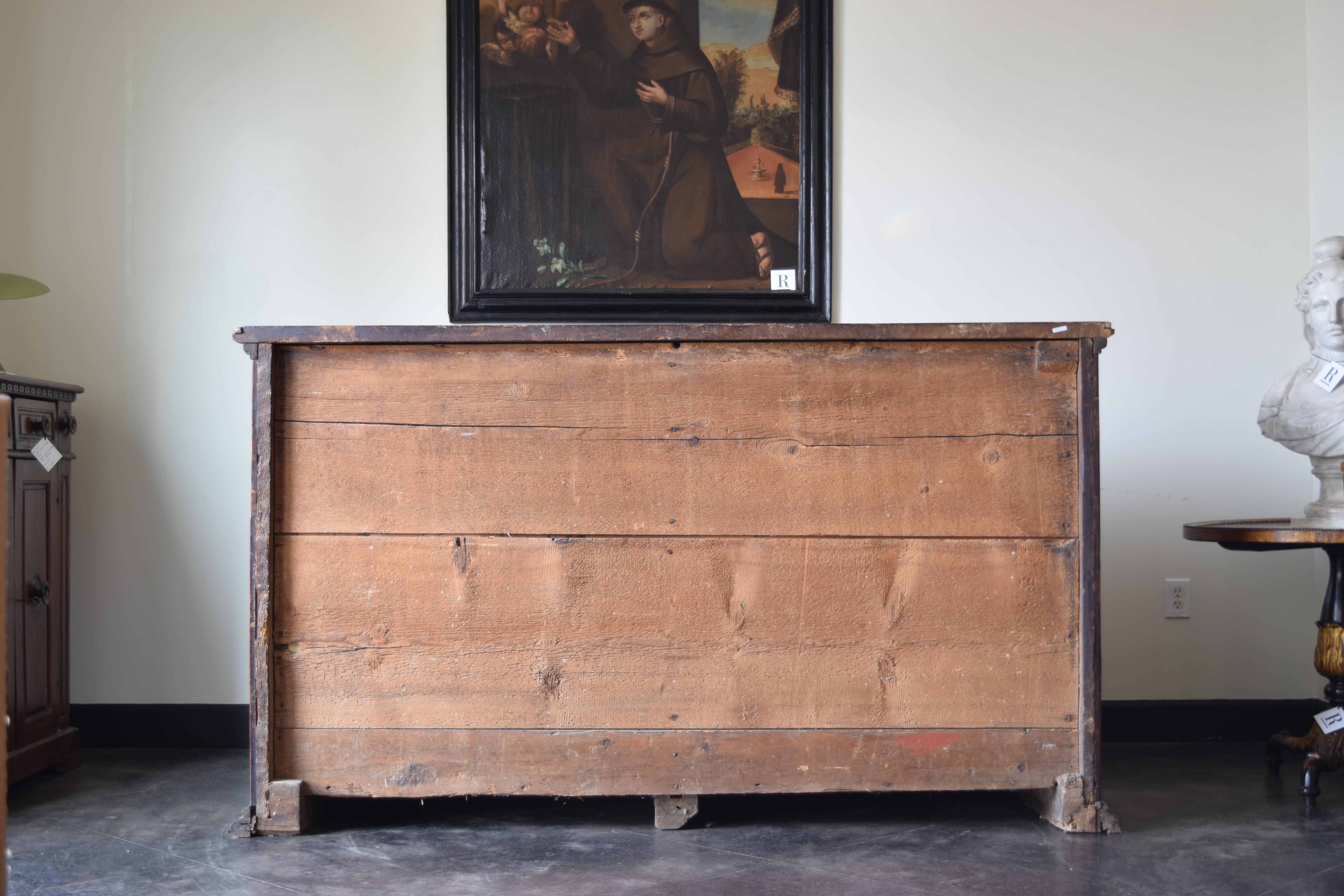 Italie, Toscane, période baroque Crédence à 4 portes en noyer sculpté, vers 1600 en vente 7