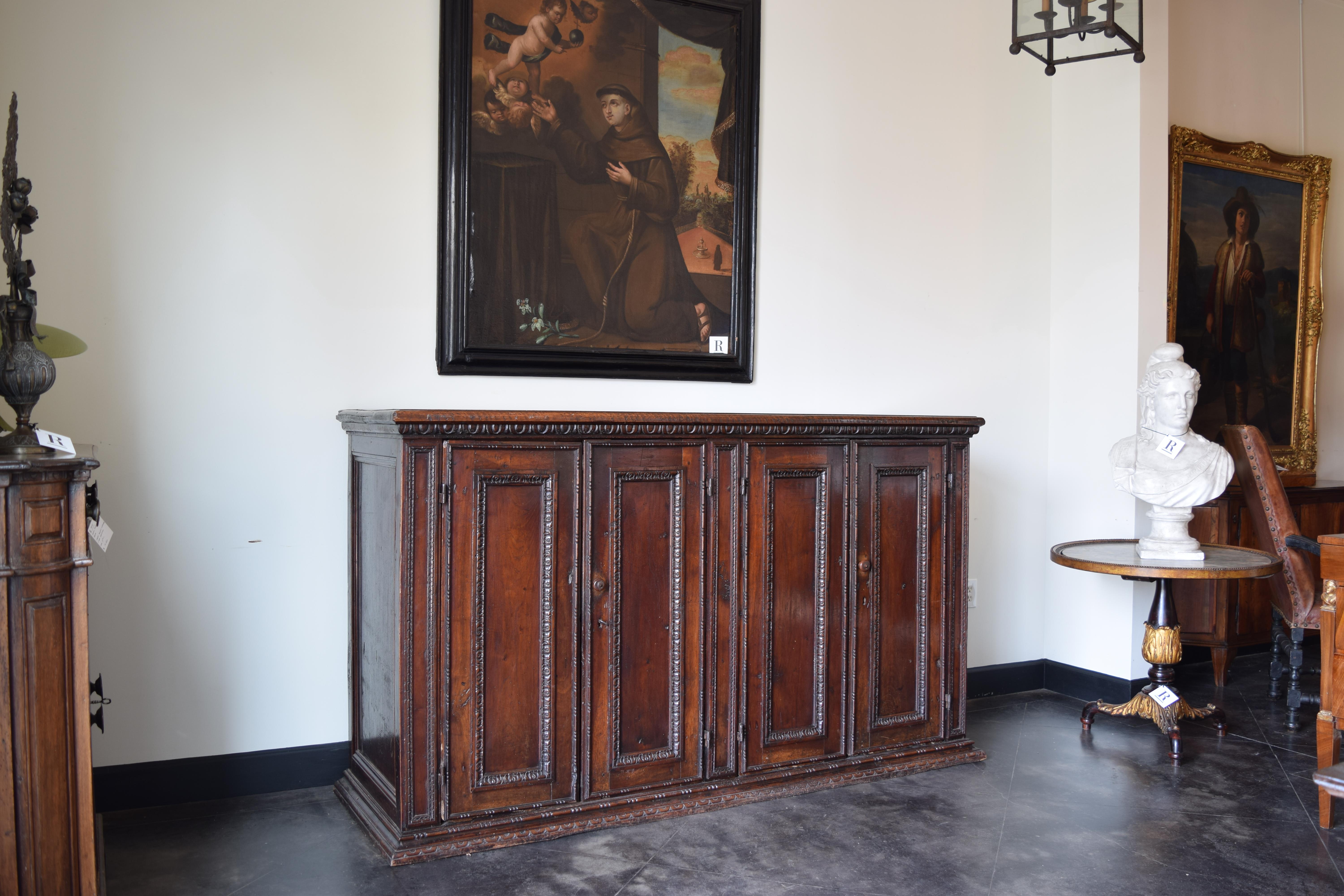 Baroque Italie, Toscane, période baroque Crédence à 4 portes en noyer sculpté, vers 1600 en vente