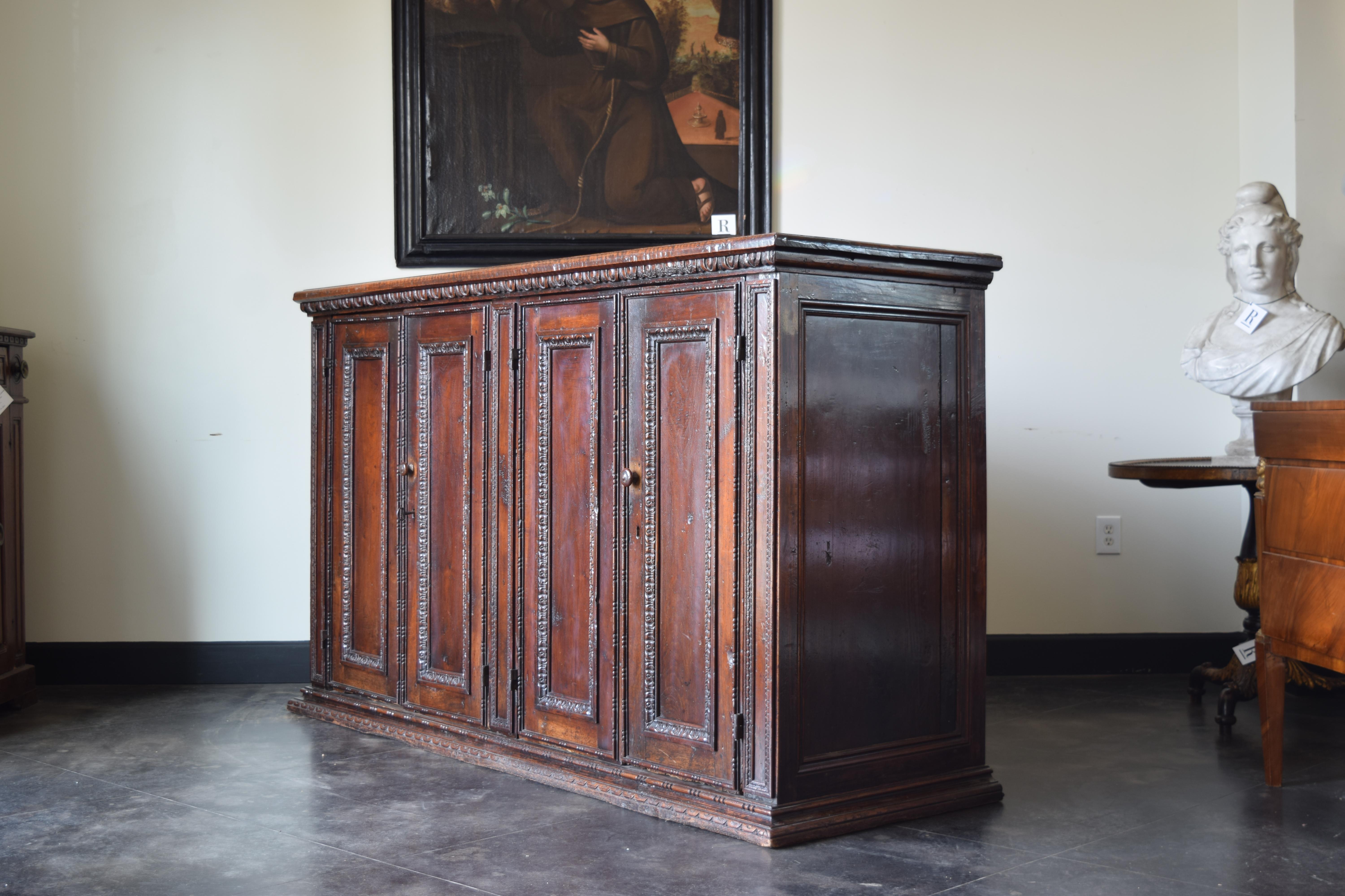 Italie, Toscane, période baroque Crédence à 4 portes en noyer sculpté, vers 1600 Bon état - En vente à Atlanta, GA
