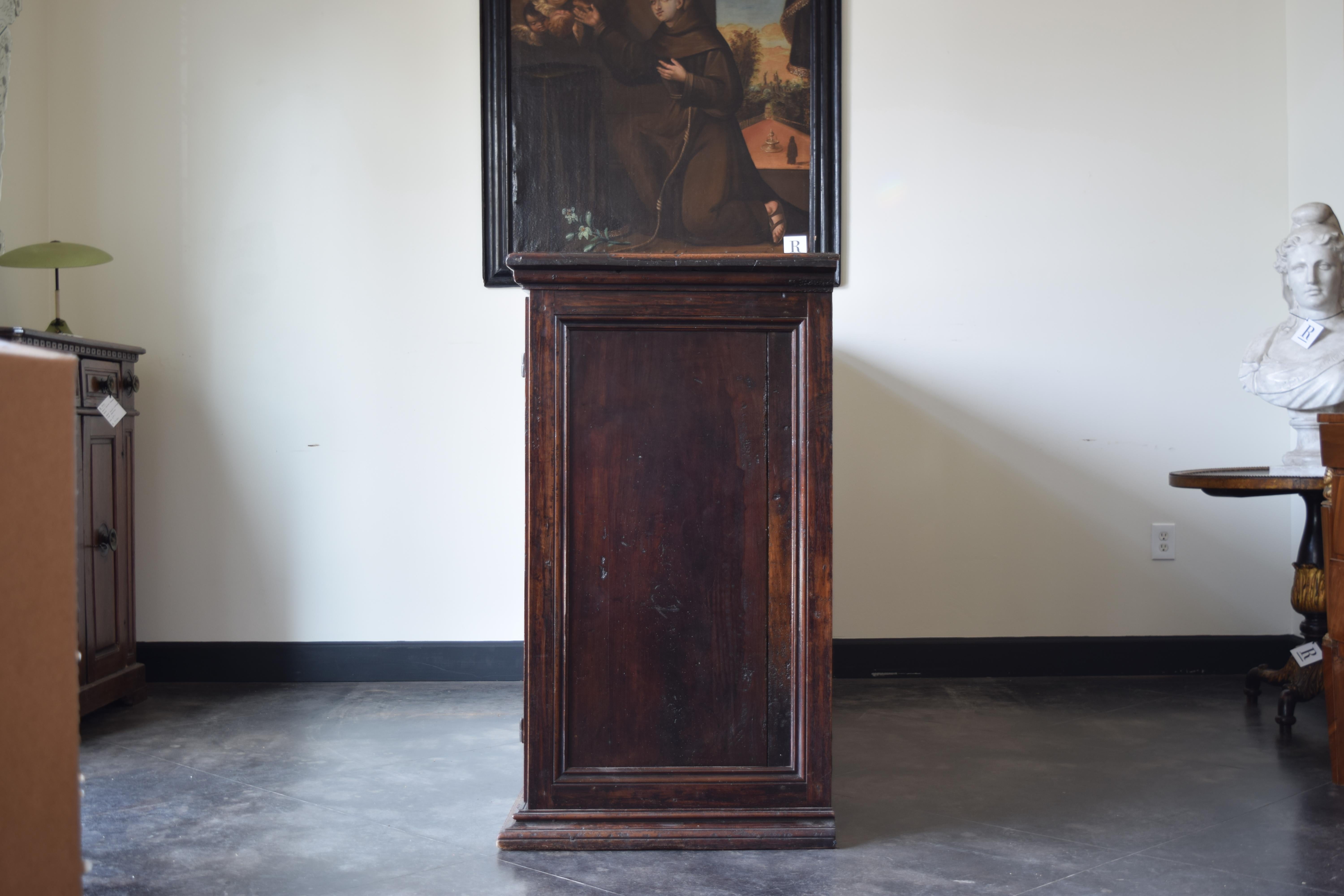 Début du XVIIe siècle Italie, Toscane, période baroque Crédence à 4 portes en noyer sculpté, vers 1600 en vente