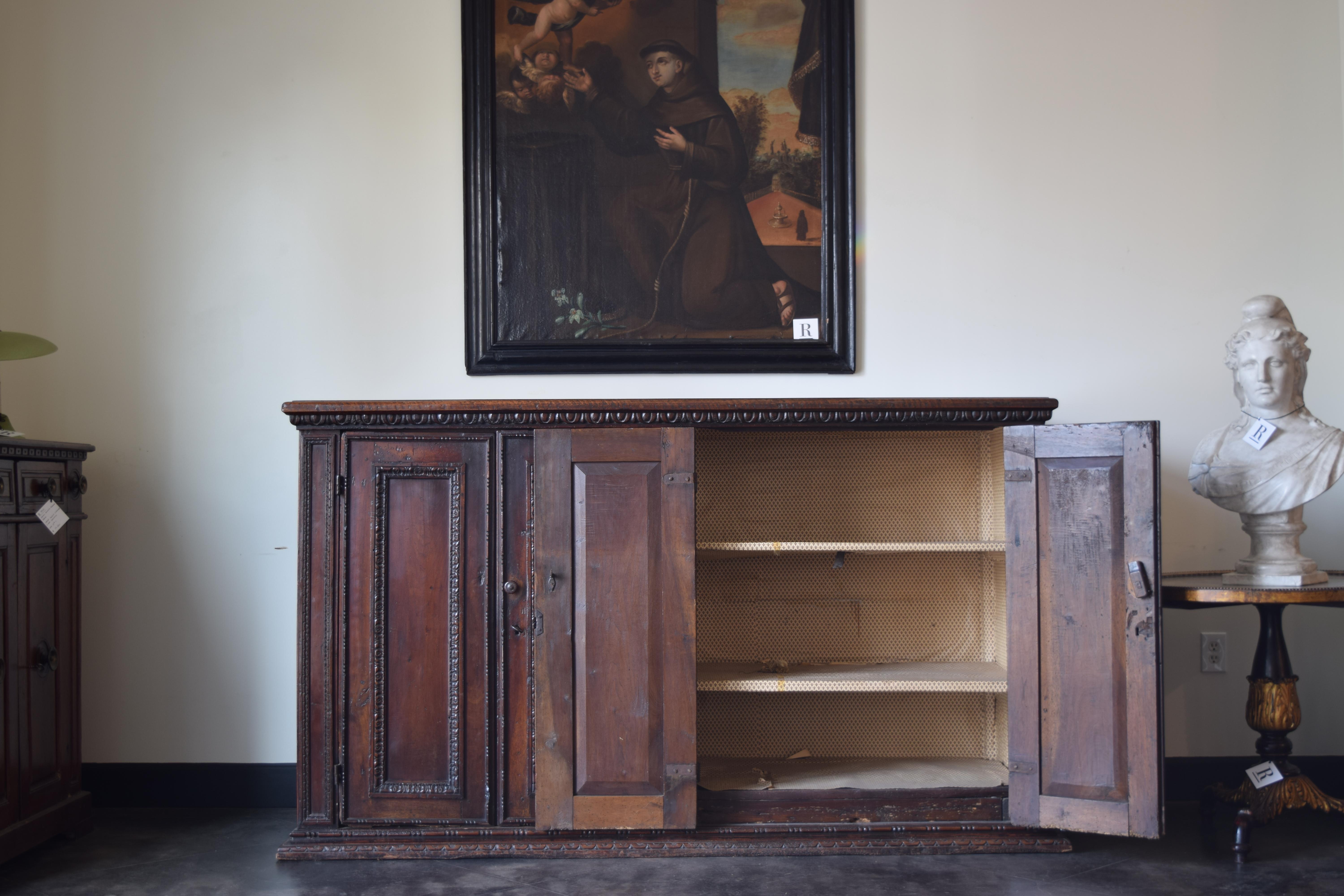 Noyer Italie, Toscane, période baroque Crédence à 4 portes en noyer sculpté, vers 1600 en vente