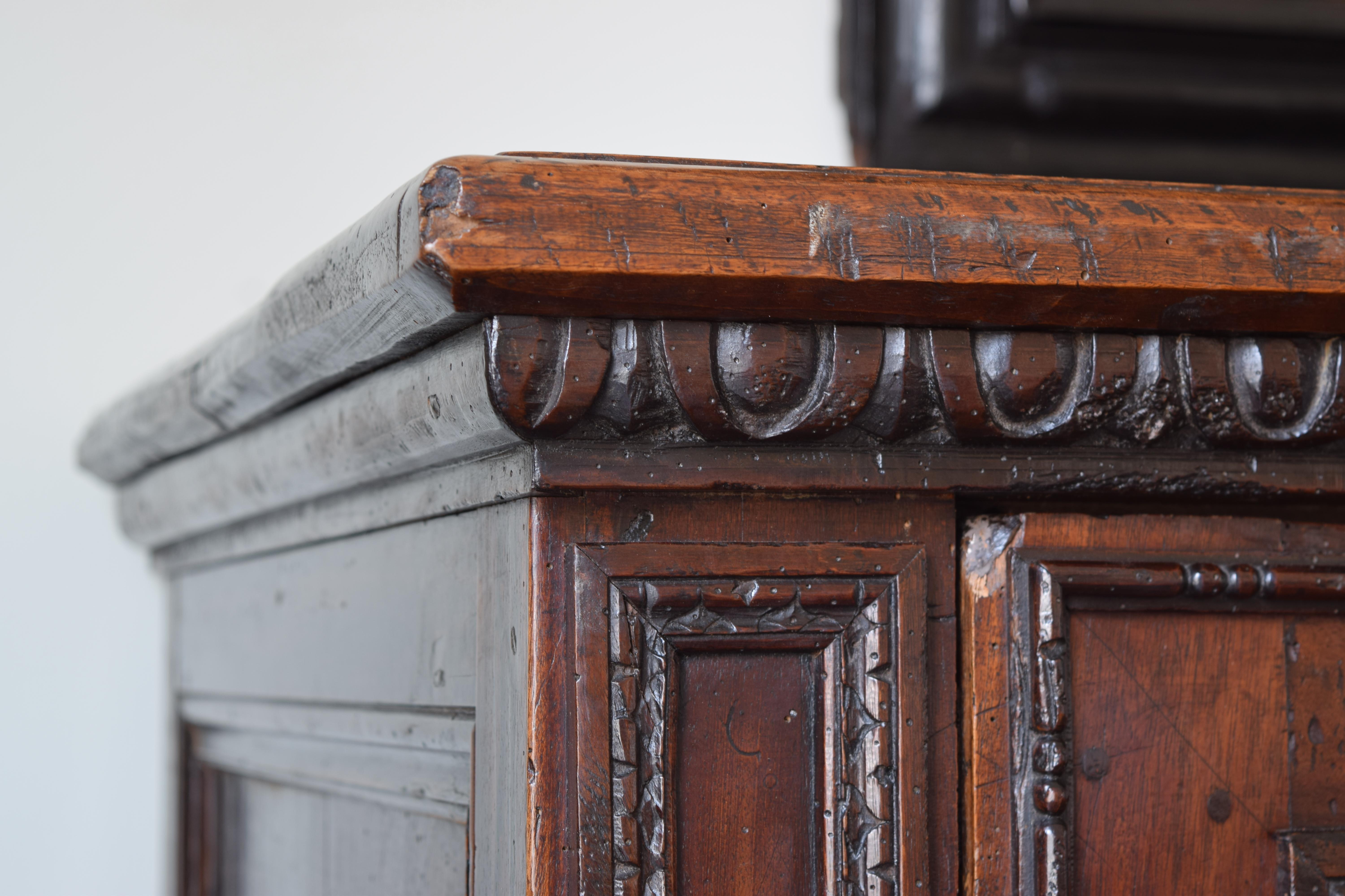 Italie, Toscane, période baroque Crédence à 4 portes en noyer sculpté, vers 1600 en vente 2