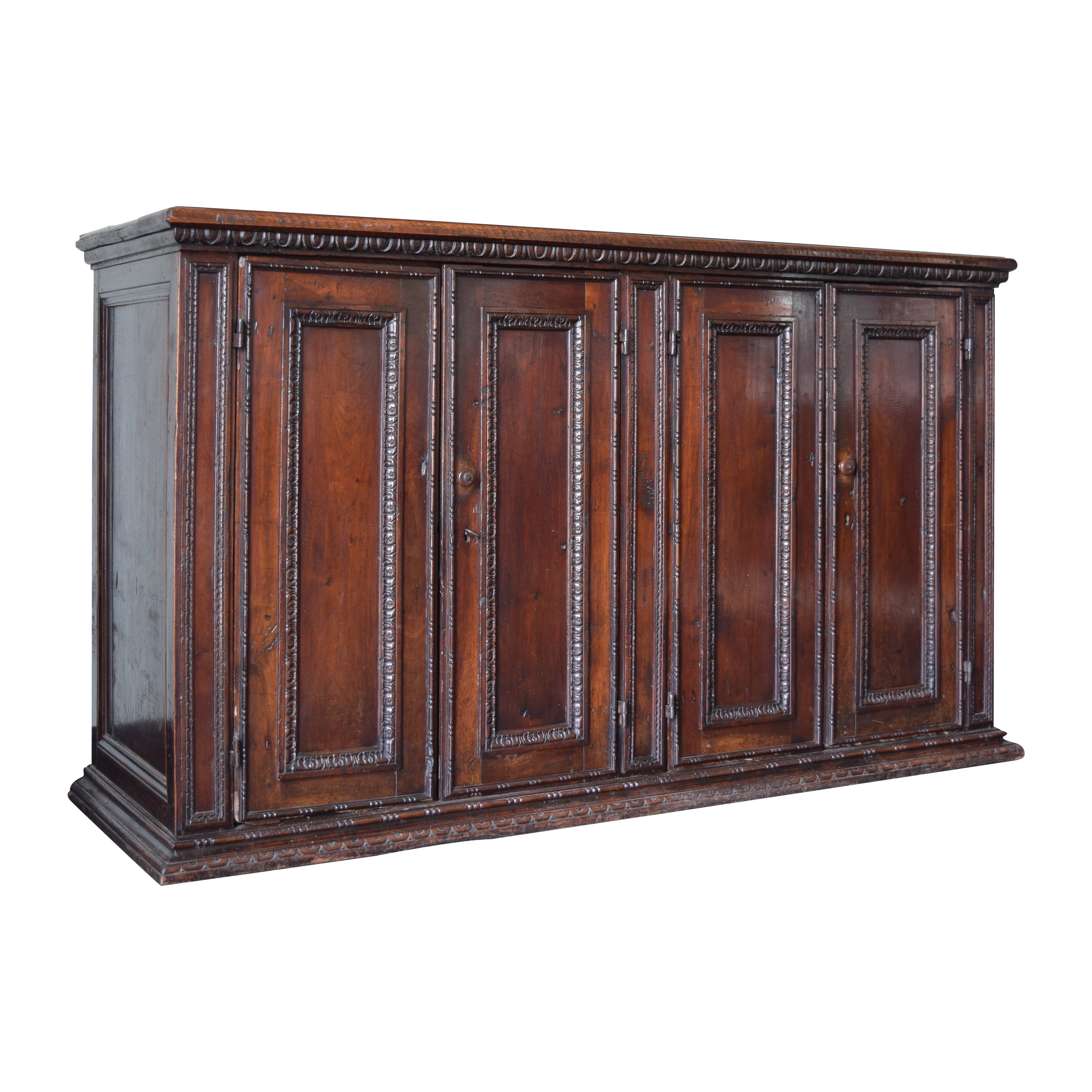 Italiano, Toscana, Credenza a 4 ante in noce intagliato di epoca barocca, 1600 ca.