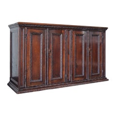 Italiano, Toscana, Credenza a 4 ante in noce intagliato di epoca barocca, 1600 ca.