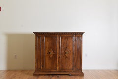 Italiano, Toscana, periodo barocco Credenza a due ante in noce chiaro, 1625 ca.