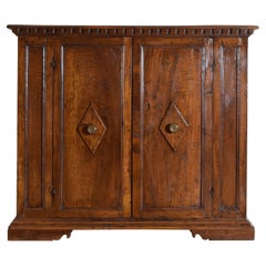 Italienisch, Toskana, Barockzeitalter, 2-türige Anrichte aus hellem Nussbaumholz, ca. 1625