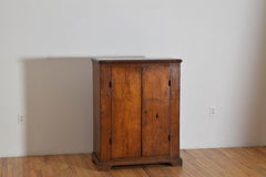 Italiano, Toscana, Credenza alta in noce del periodo LXIV, inizio XVIII secolo