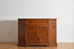 Style italien, Toscane, buffet « Scantonata » en noyer à 3 tiroirs et 2 portes, début du XIXe siècle.