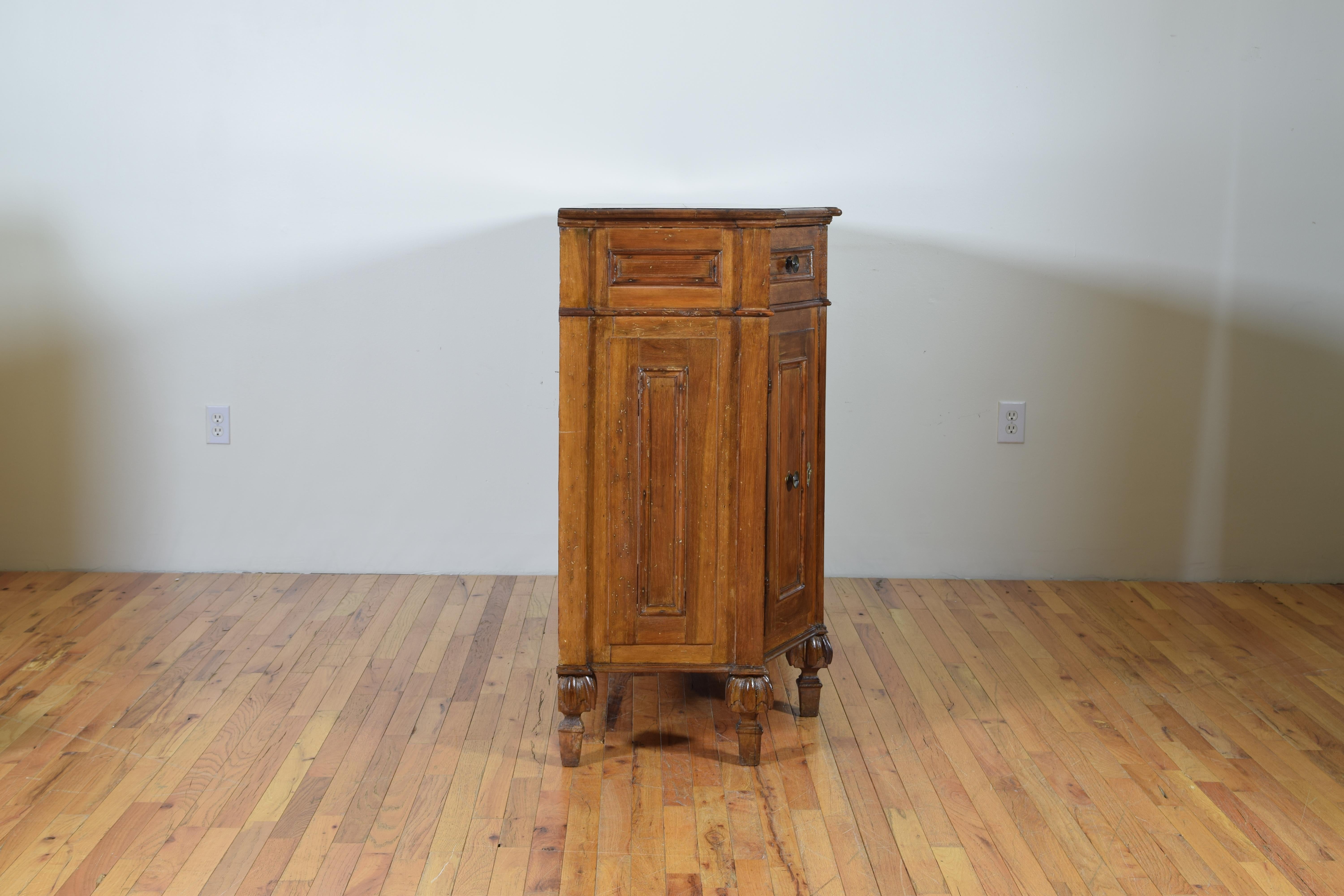 Italian, Veneto, Walnut Credenza with Uniquely Carved Feet, Late 18th Century In Excellent Condition In Atlanta, GA