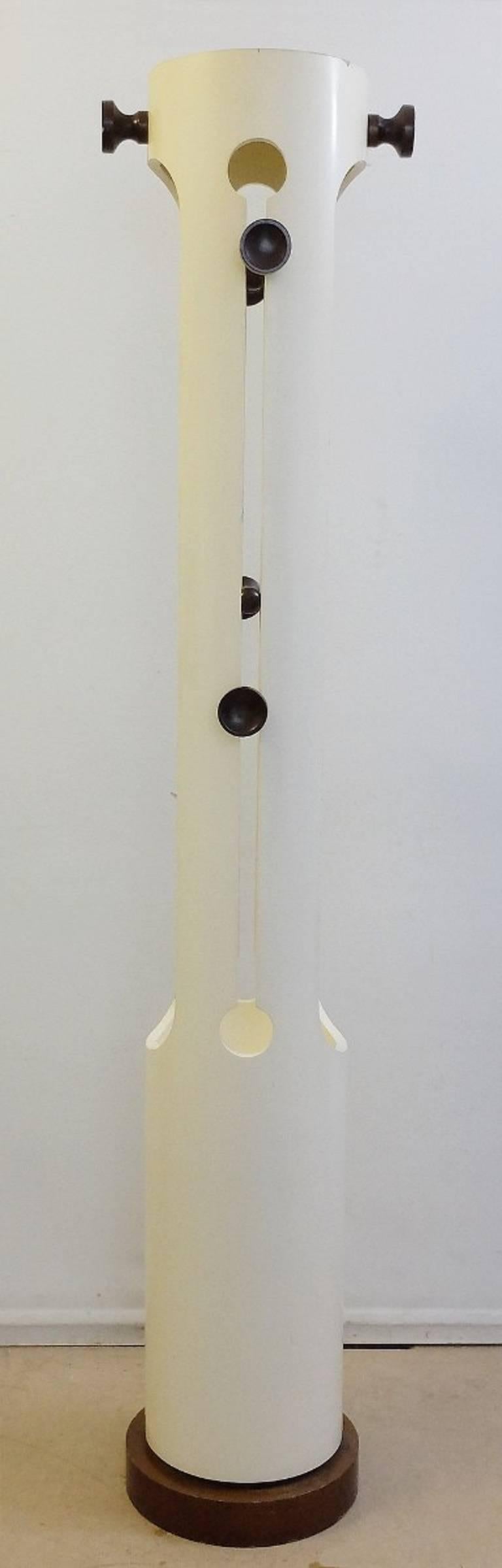 Italienischer Garderobenständer in TOTEM-Form aus lackiertem Holz, Carlo De Carli zugeschrieben, um 1960.