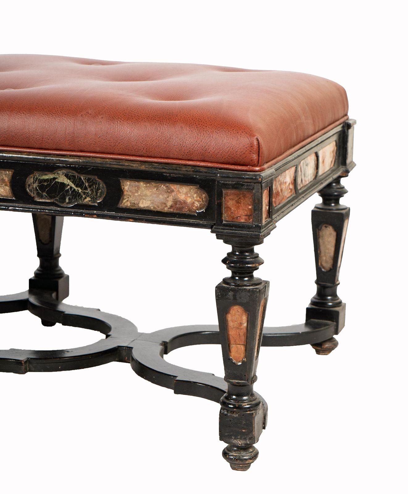 Encantador banco de rica madera ebonizada e inserciones de mármol, también con un tapizado posterior de cuero rojo ladrillo. Fabricado en Italia, c. 1900.
Dimensiones:
19