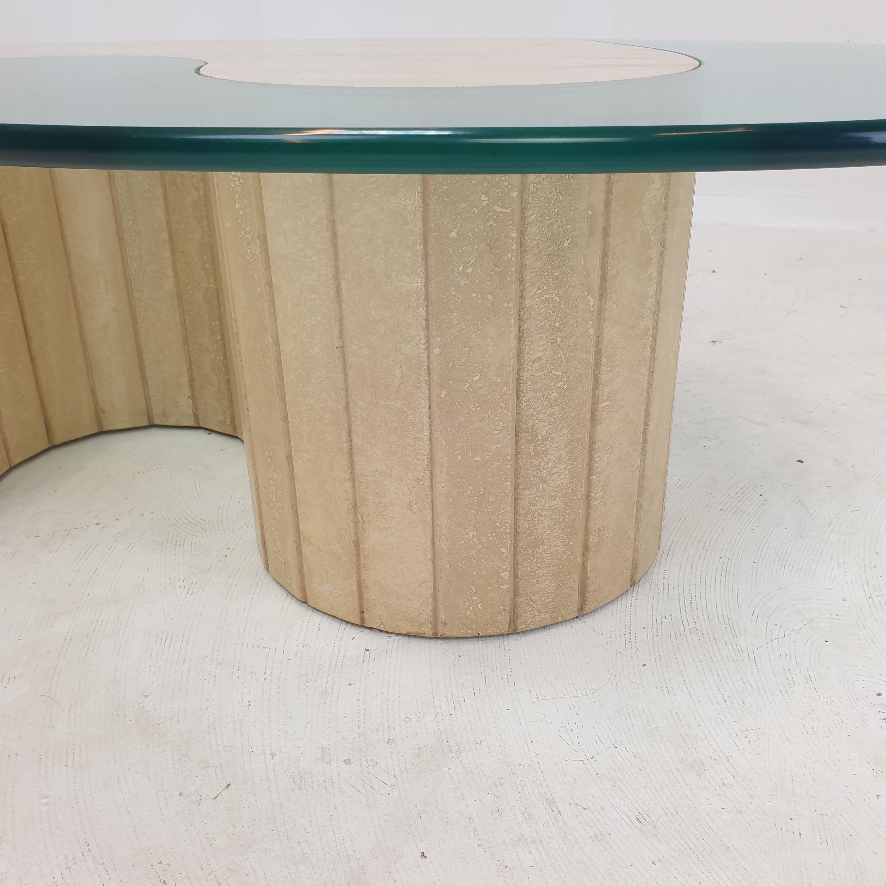 Italienischer Couchtisch aus Travertin und Glas, 1980er-Jahre im Angebot 5