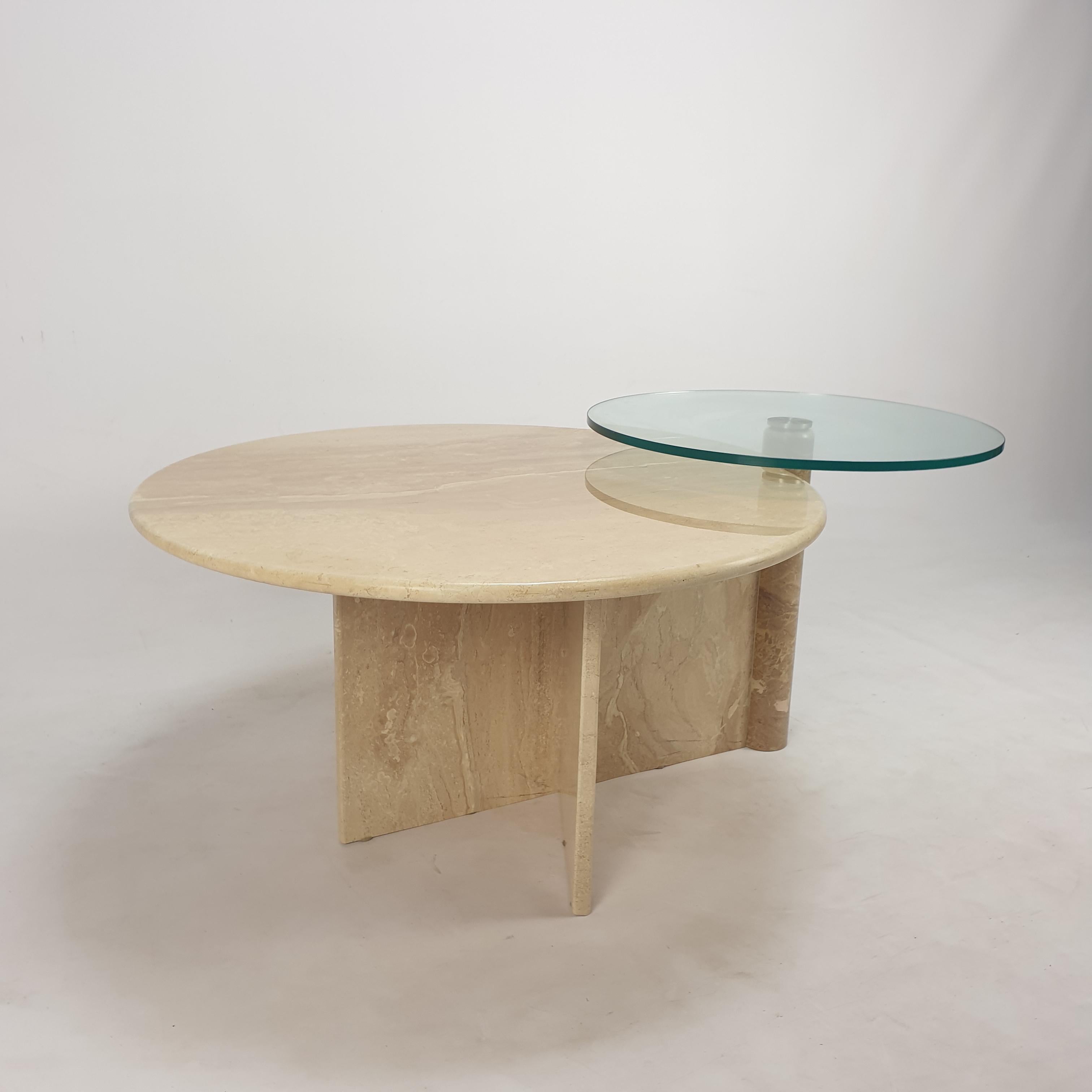 Table basse italienne en travertin et verre, années 1980 en vente 7