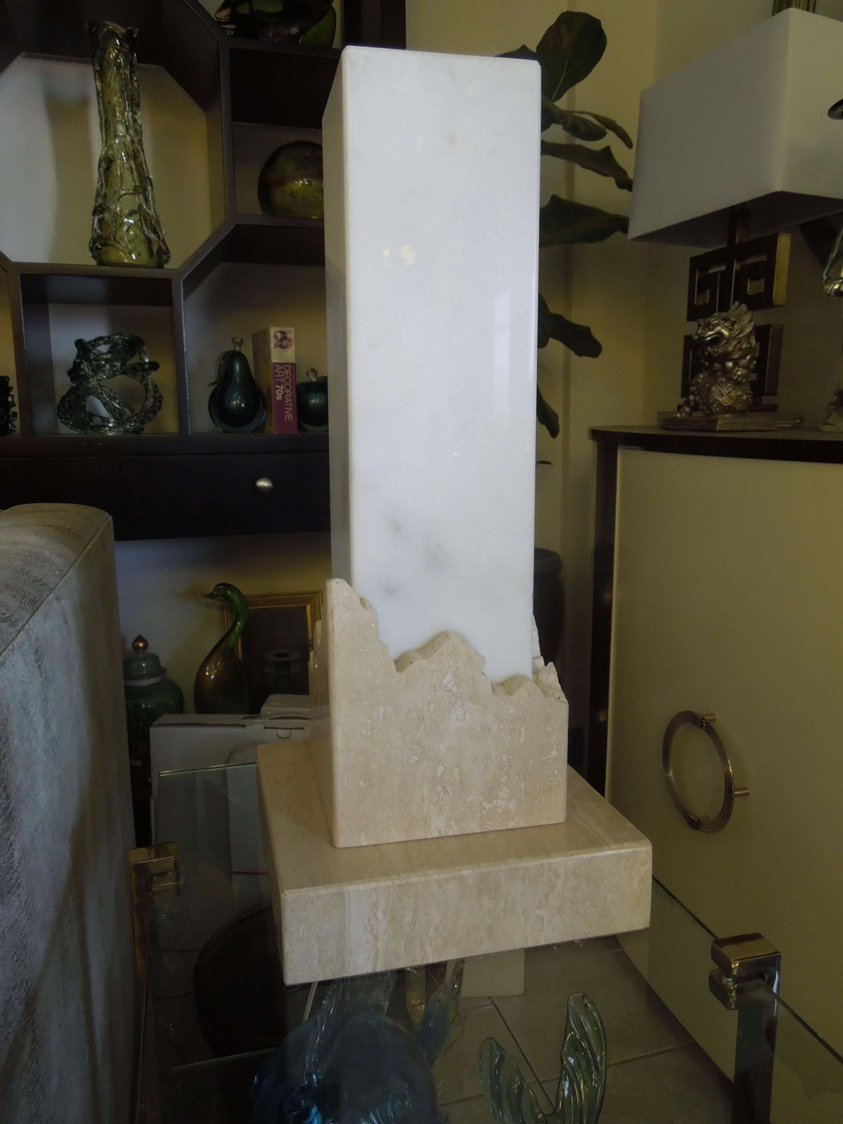 Moderne italienische Säulenlampe aus Travertin und Marmor im Stil des Brutalismus, signiert 1970er Jahre im Zustand „Gut“ im Angebot in Palm Springs, CA
