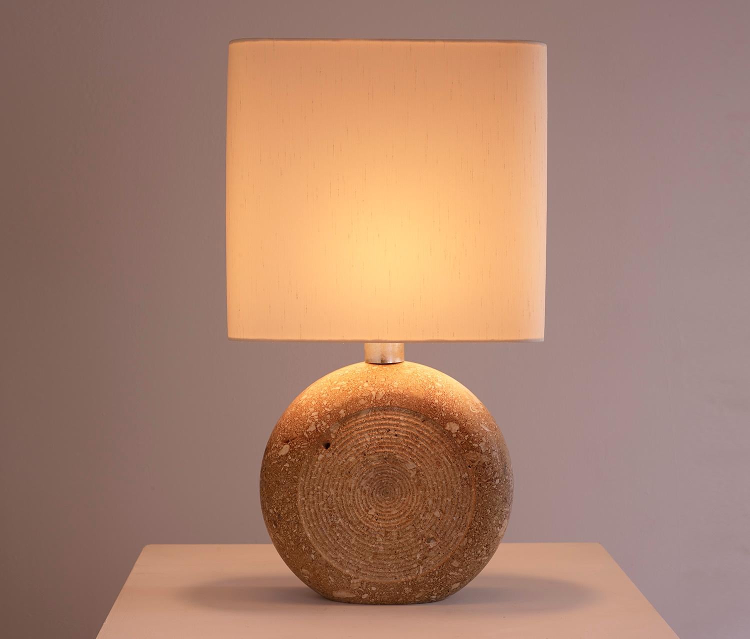 Italian travertine and silk shade table lamp by Fratelli Mannelli, Italy, 1970.

Very elegant and heavy table lamp by Fratelli Mannelli, Italian editor of travertine objects and lamps around 1970.

The circular base boasts a design of concentric