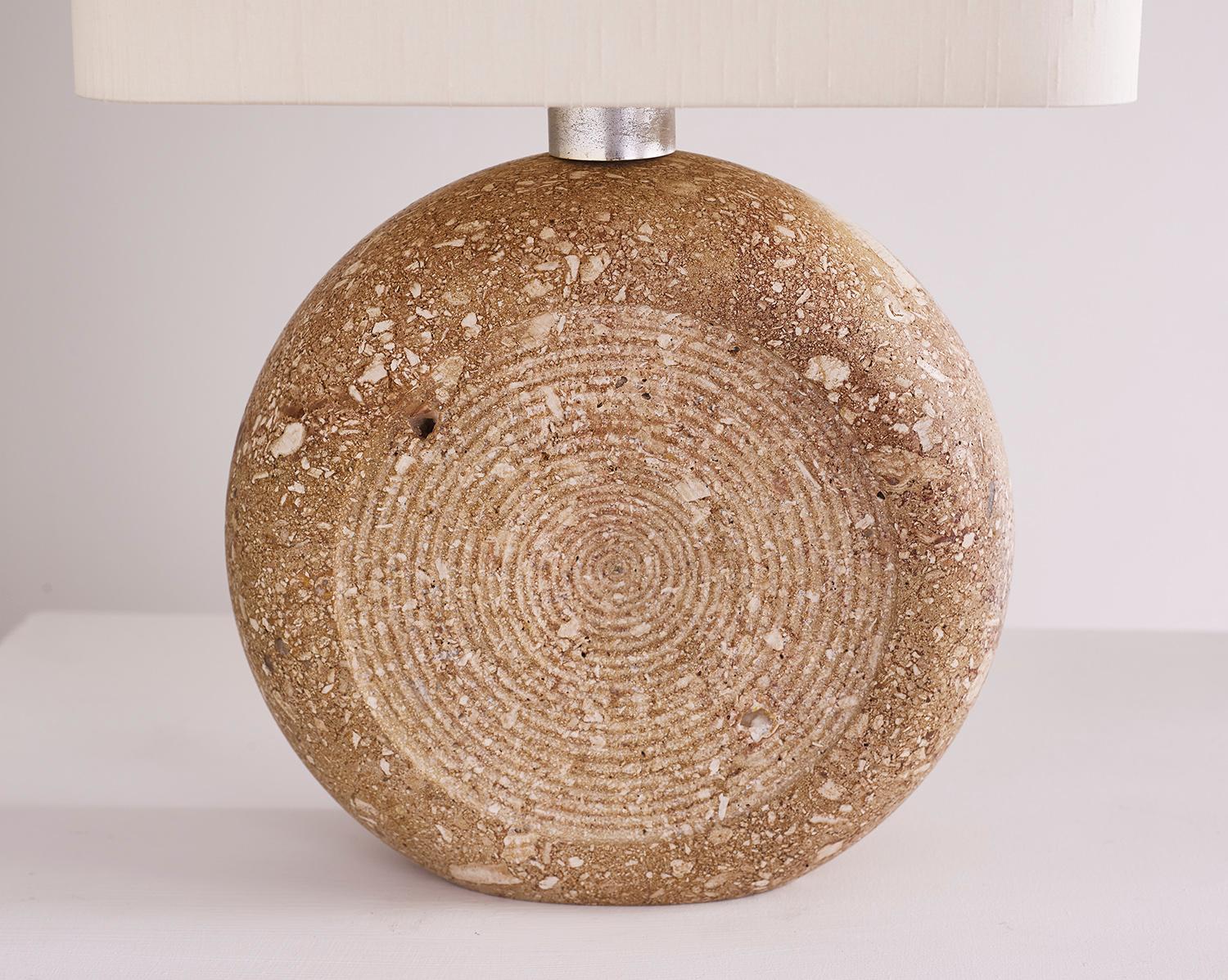 Italian Travertine and Silk Shade Table Lamp by Fratelli Mannelli, Italy, 1970 In Good Condition For Sale In Renens, CH