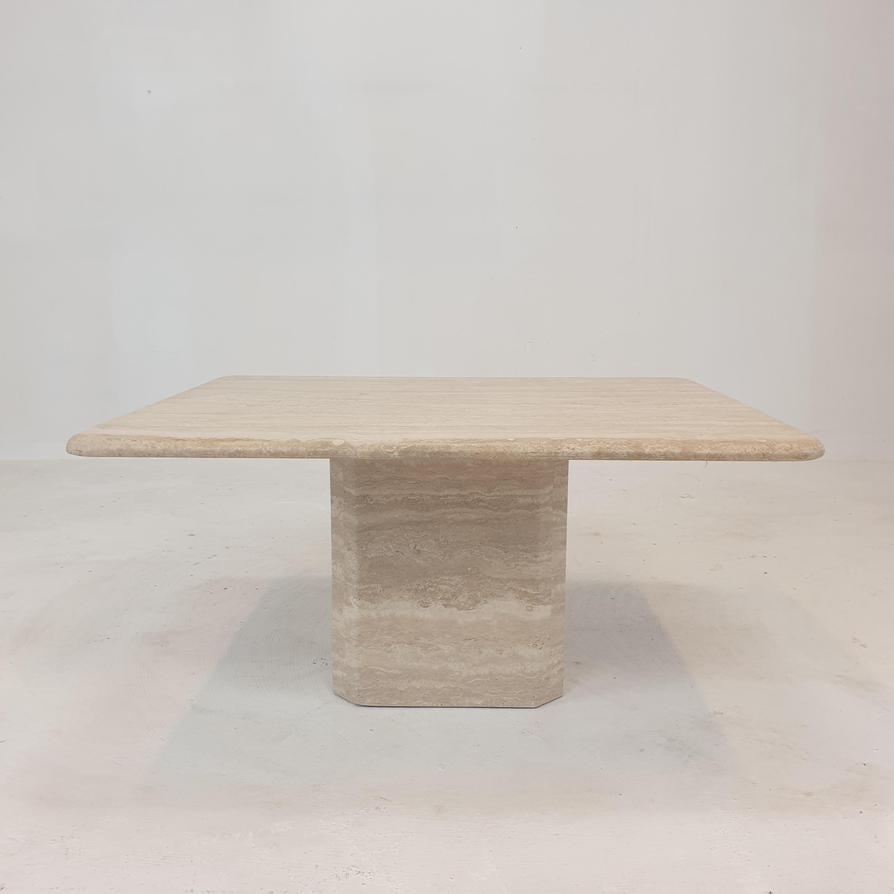 Table basse italienne en travertin, années 1980 en vente 3