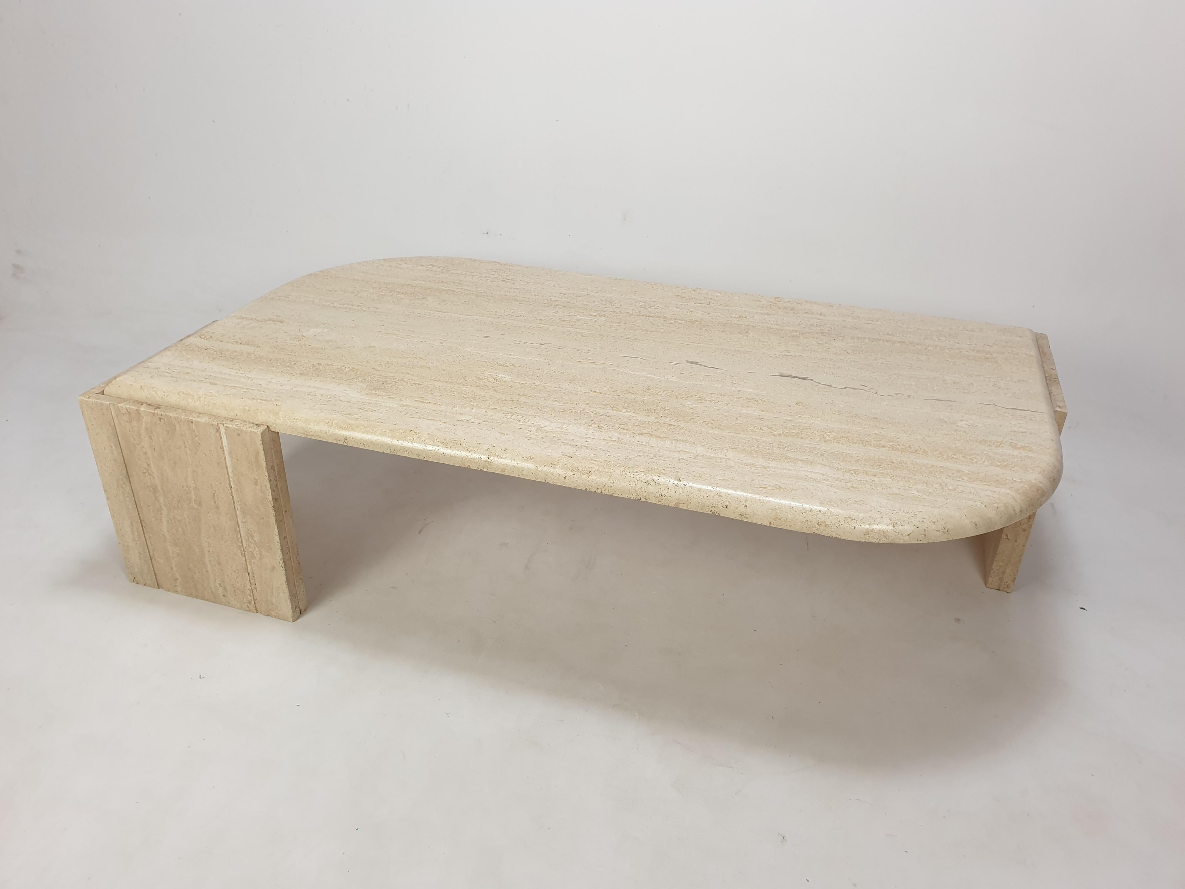 Very elegant Italian coffee table handcrafted out of travertine, 1980's.

The beautiful teardrop shaped top is rounded on the edge. 

The base is made of two separate pieces.