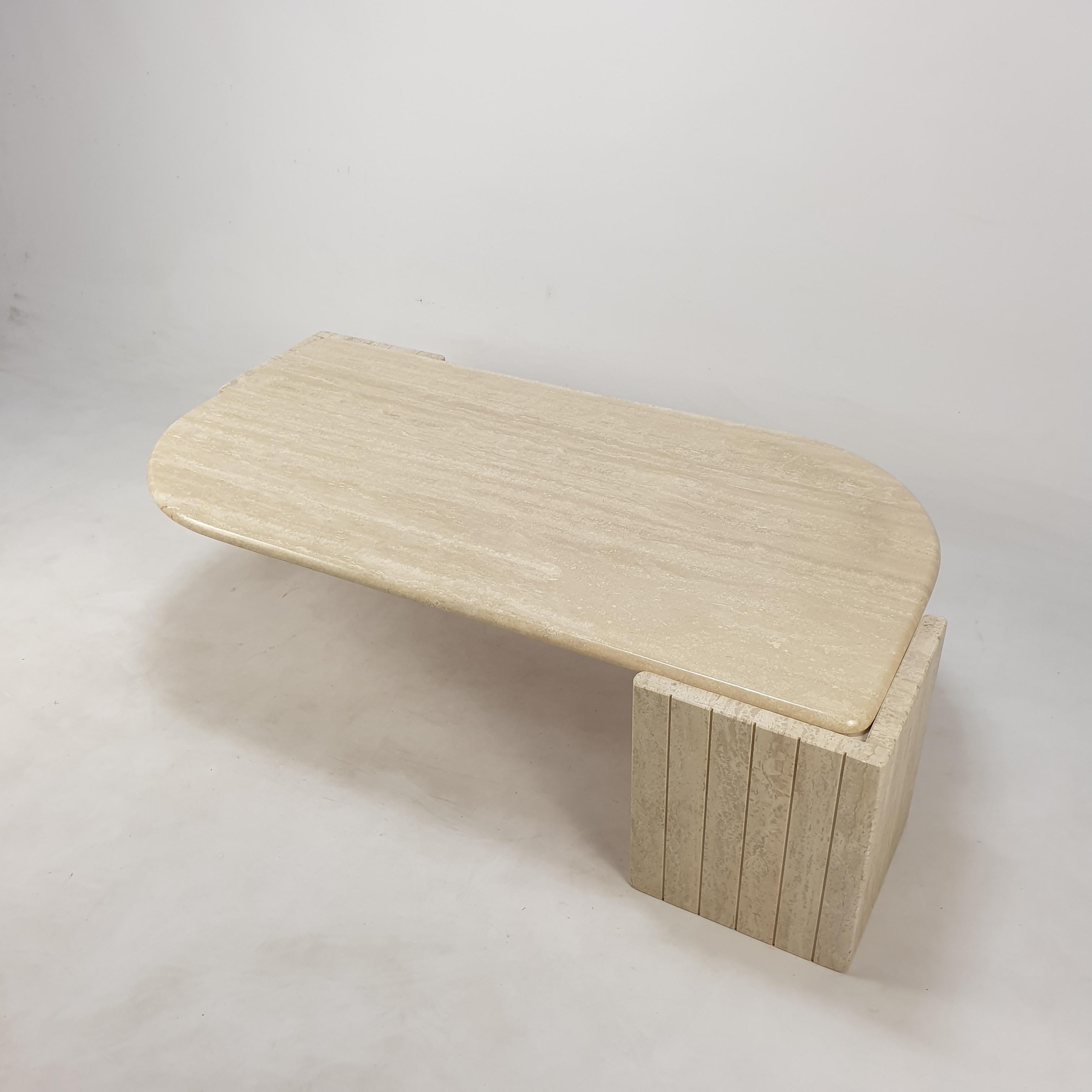 Very elegant Italian coffee table handcrafted out of travertine, 1980's.

The beautiful teardrop shaped top is rounded on the edge. 
It is made of beautiful travertine.

The base is made of two separate pieces.