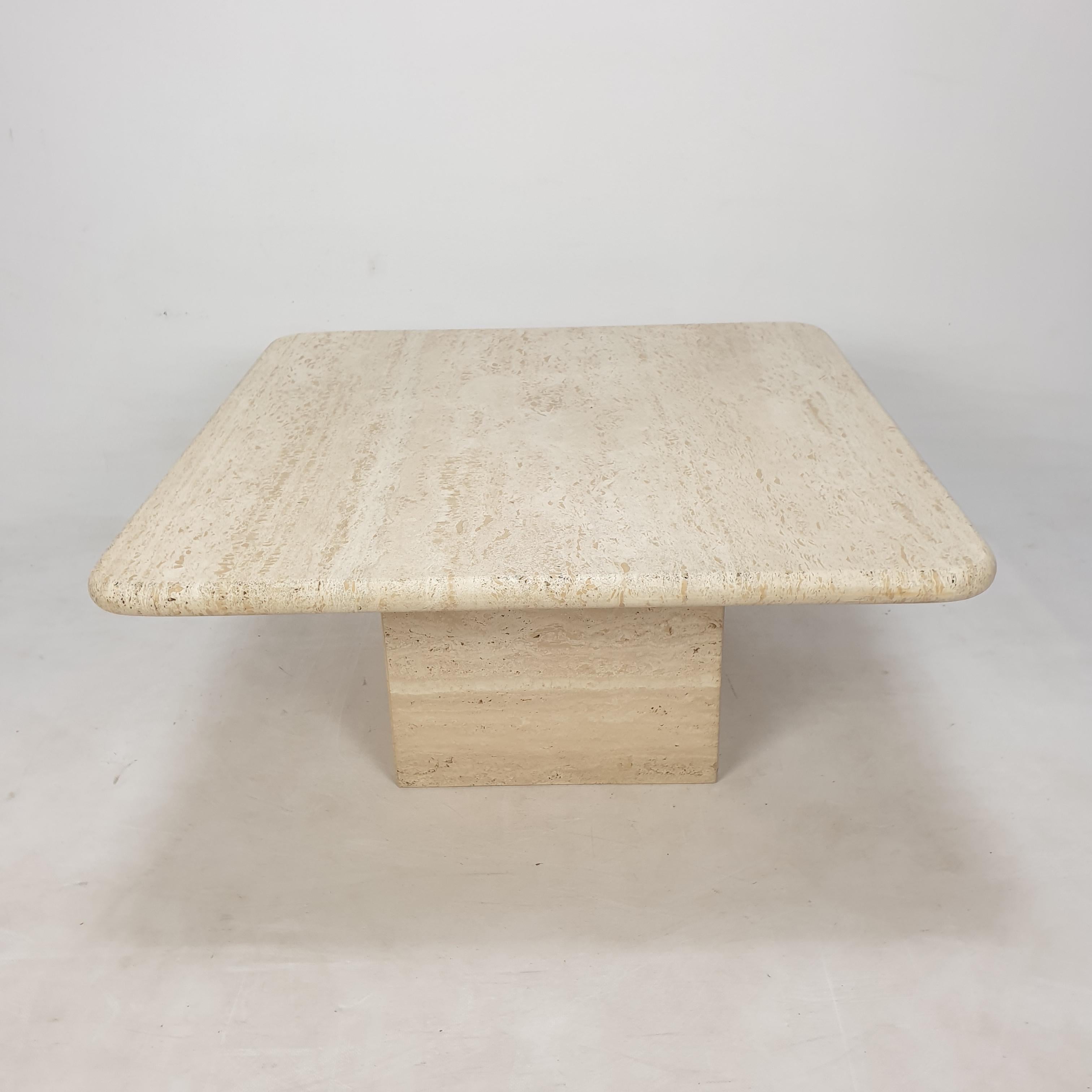 Très belle table basse italienne des années 80, fabriquée à la main en travertin. 

La plaque et la base sont en travertin.