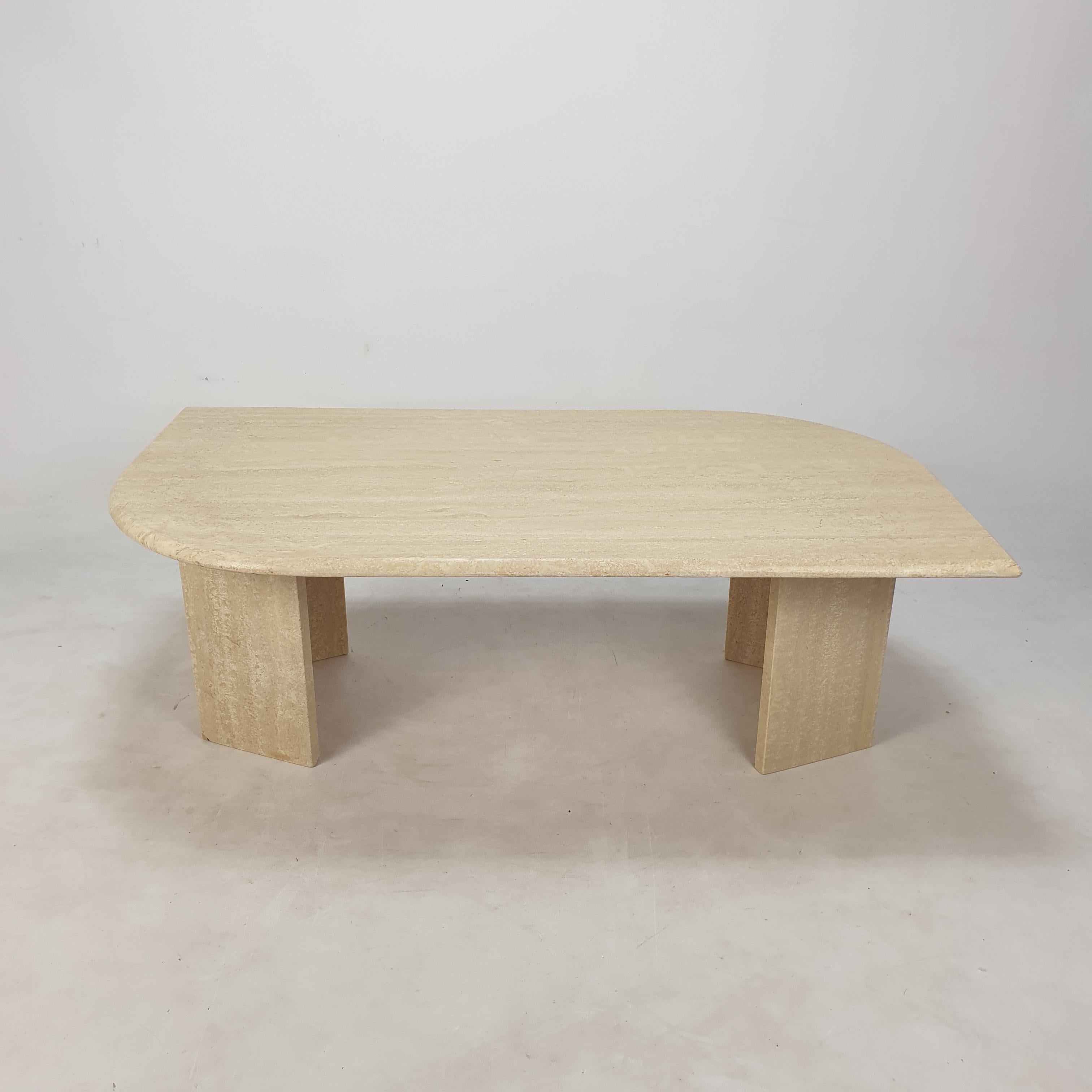 Very elegant Italian coffee table handcrafted out of travertine, 1980's.

The beautiful teardrop shaped top is rounded on the edge. 
It is made of beautiful travertine.

The base is made of two separate pieces.