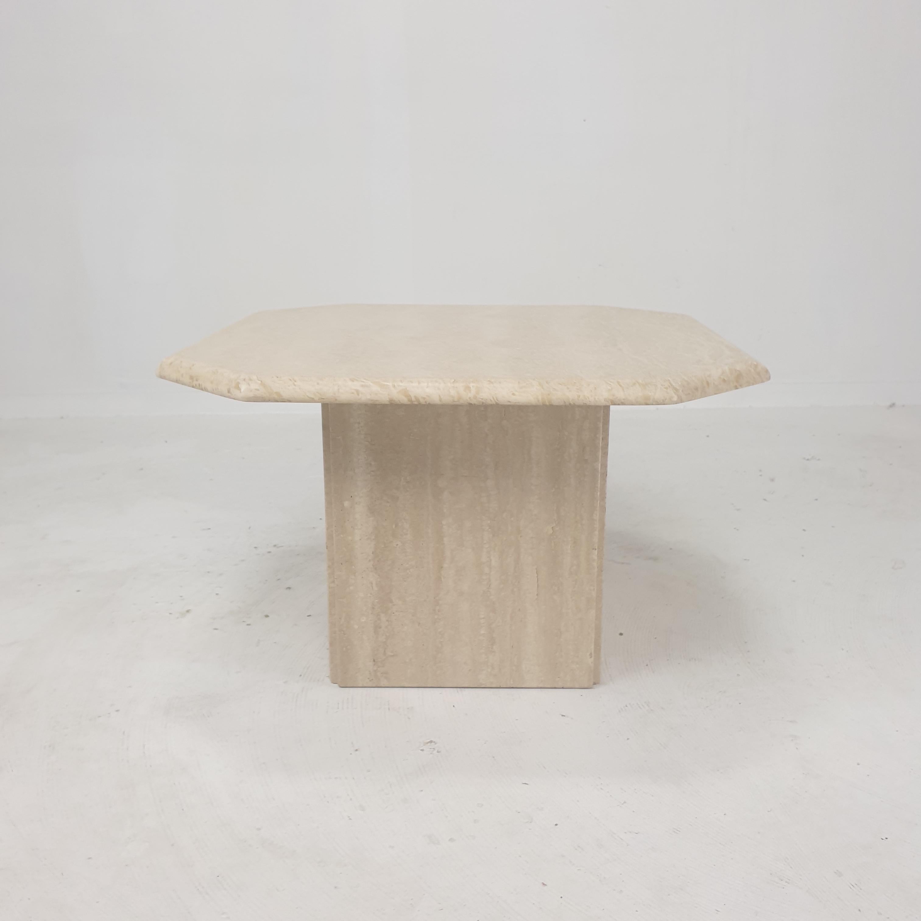 Very nice Italian coffee table handcrafted out of travertine, 1980's.

It is made of beautiful travertine.

It has the normal traces of use, see the pictures.

We work with professional packers and shippers, we ship worldwide.