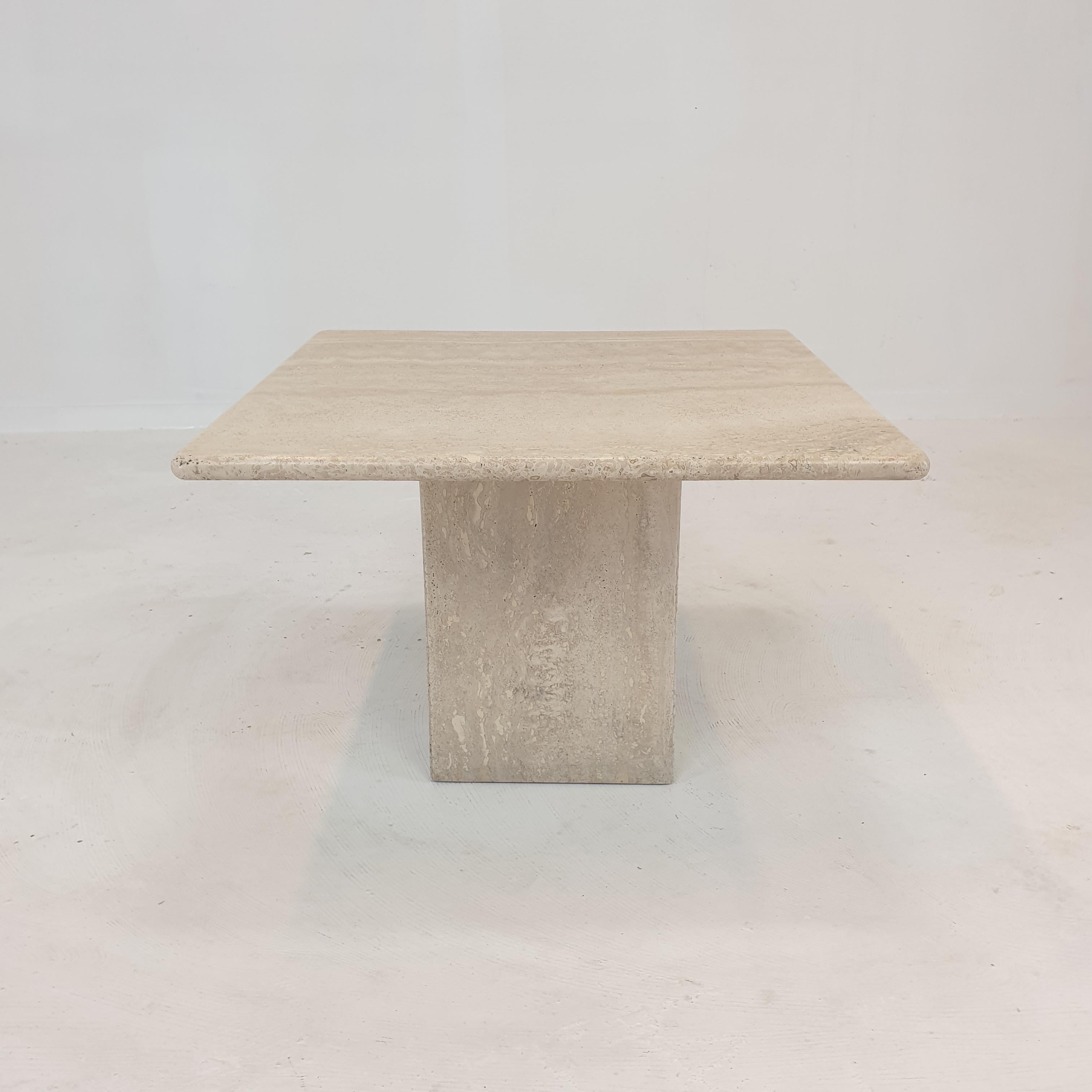 Très belle table basse italienne fabriquée à la main en travertin, années 1980.

Le beau plateau est arrondi sur le bord. 
Il est fait d'un magnifique travertin.

Il présente les traces normales d'utilisation, voir les photos.

Nous