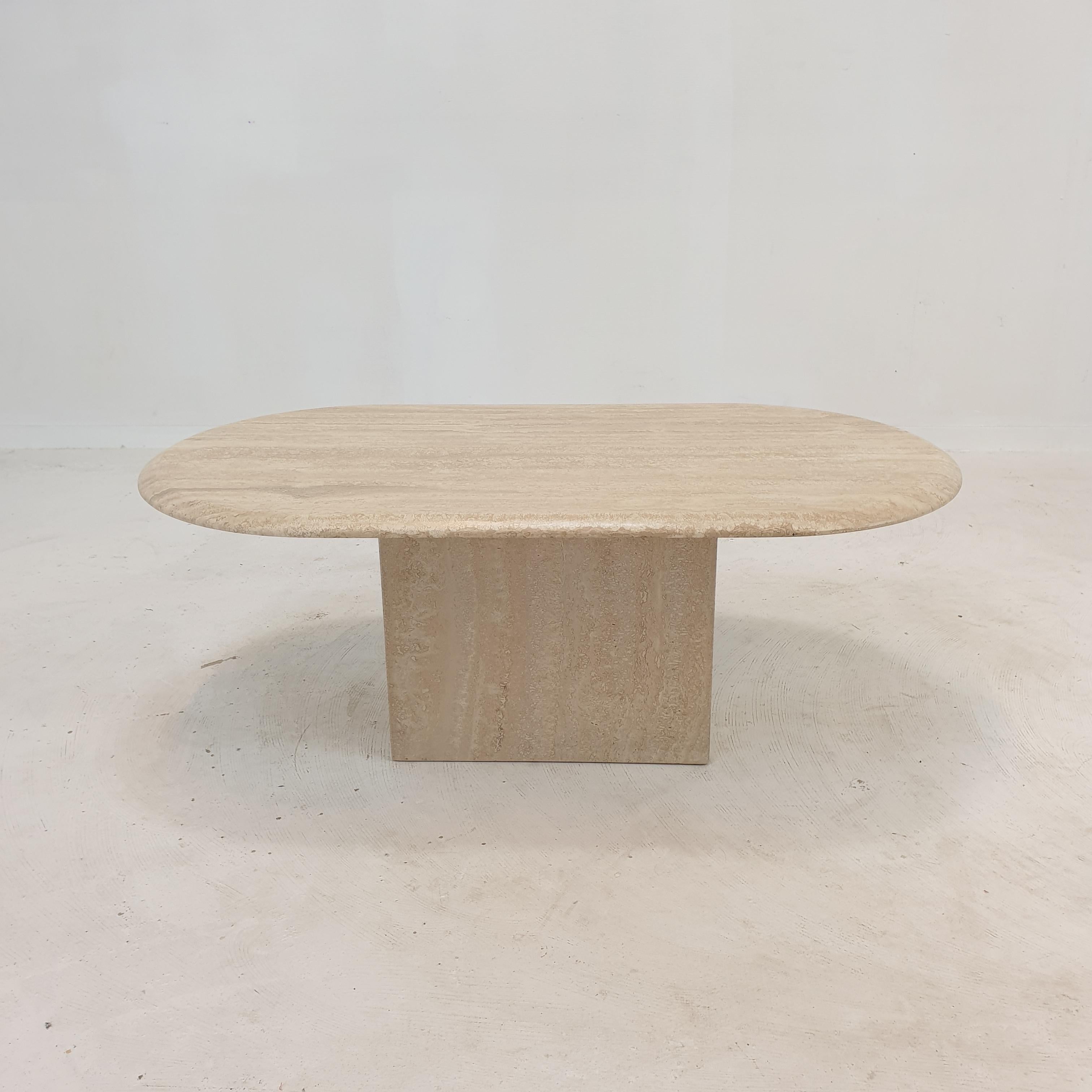 Very nice Italian coffee table handcrafted out of travertine, 1980's.

The beautiful oval top is rounded on the edge. 
It is made of beautiful travertine.

It has the normal traces of use, see the pictures.

We work with professional packers