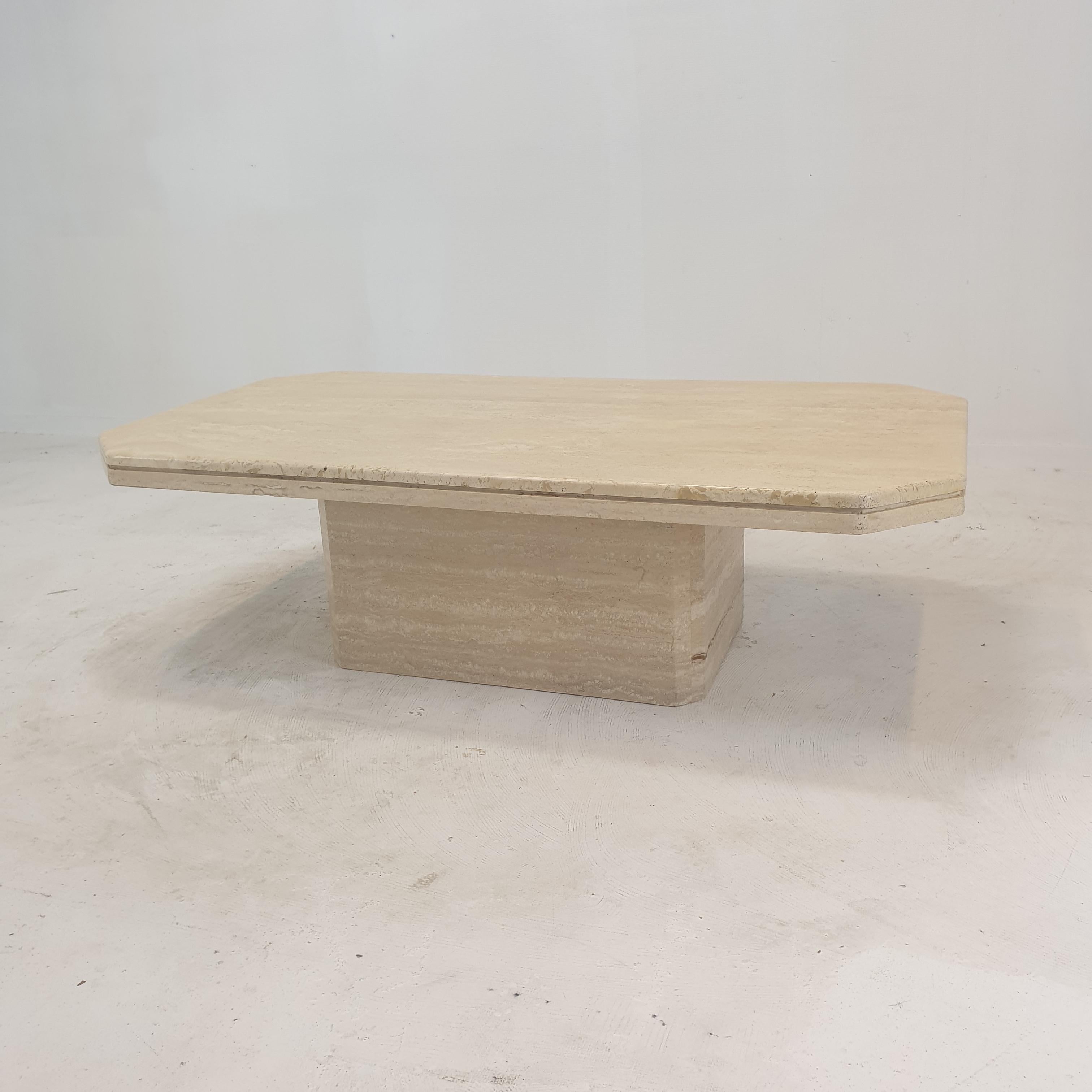 Stunning Italian coffee table handcrafted out of travertine, 1980's.

The beautiful rectangle top is rounded on the edge. 
It is made of beautiful travertine.

It has the normal traces of use, see the pictures.

We work with professional