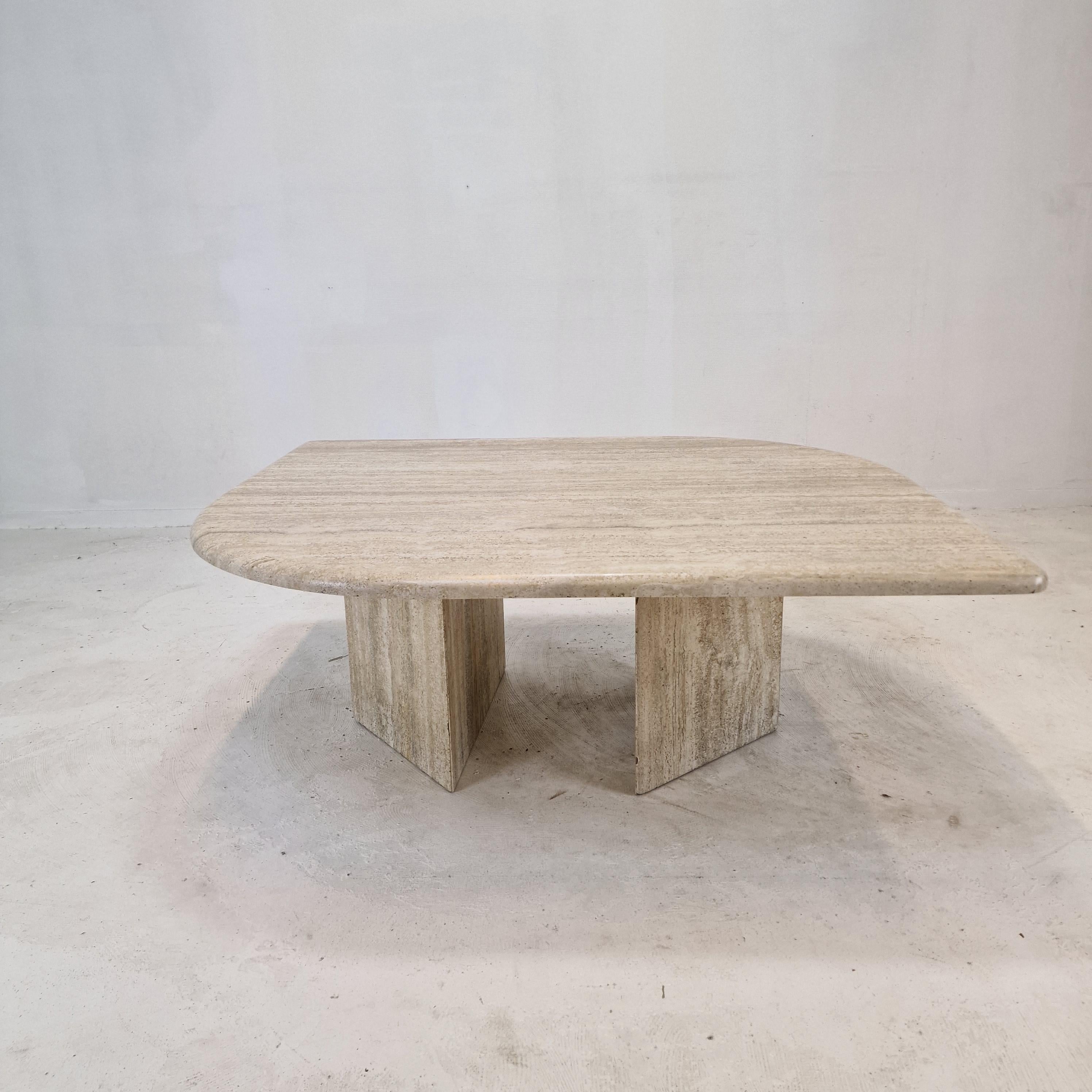 Very elegant Italian coffee table handcrafted out of travertine, 1980's.

The beautiful teardrop shaped top is rounded on the edge. 
It is made of beautiful travertine.

The base is made of two separate pieces, it is possible to vary the