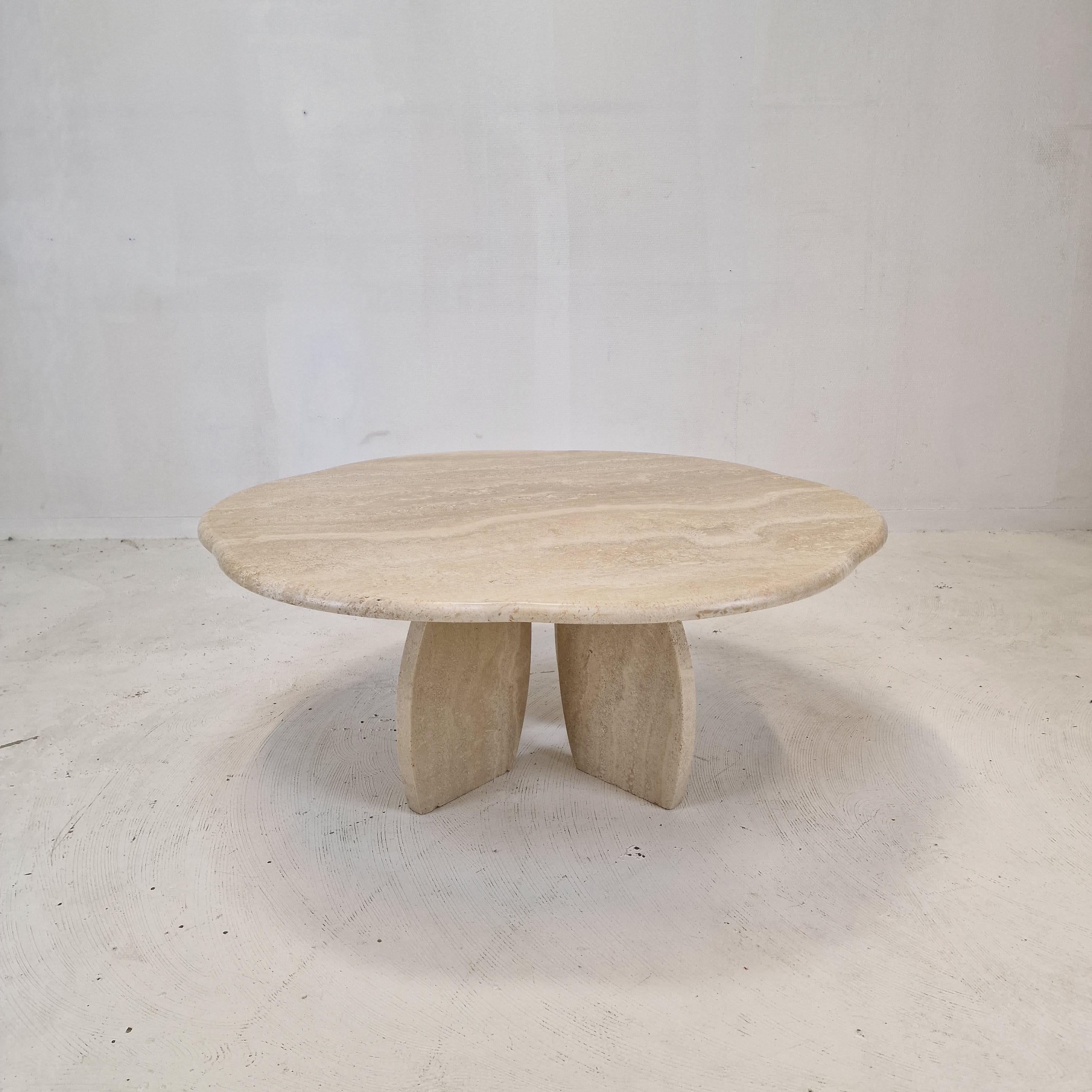 Lovely travertine coffee table, fabricated in Italy in the 80s. 

A very elegant flower-shaped plate with a very nice base.

This rare table is made of very beautiful travertine and it is in very good condition.

We work with professional