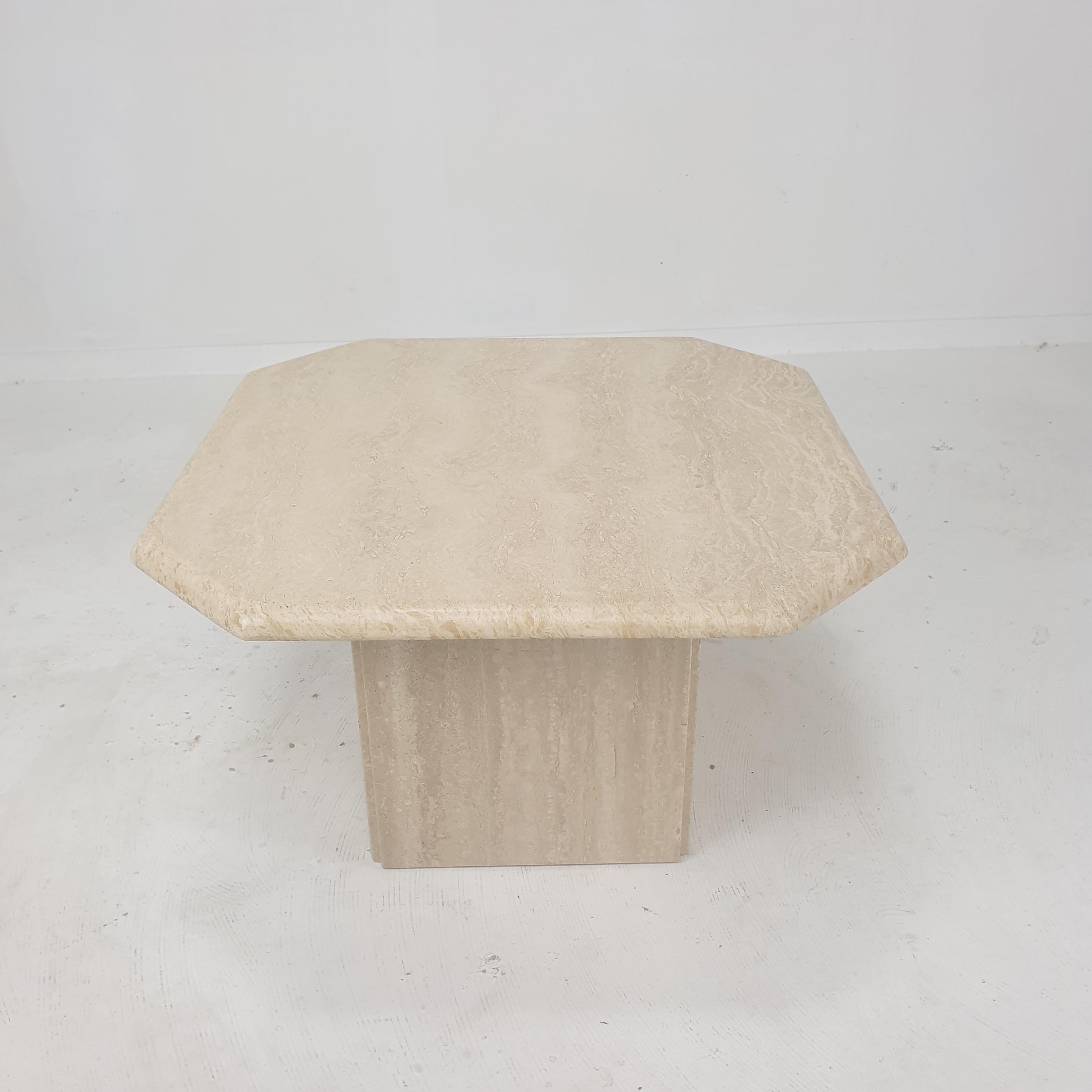 Italienischer Couchtisch aus Travertin, 1980er Jahre (Moderne der Mitte des Jahrhunderts) im Angebot