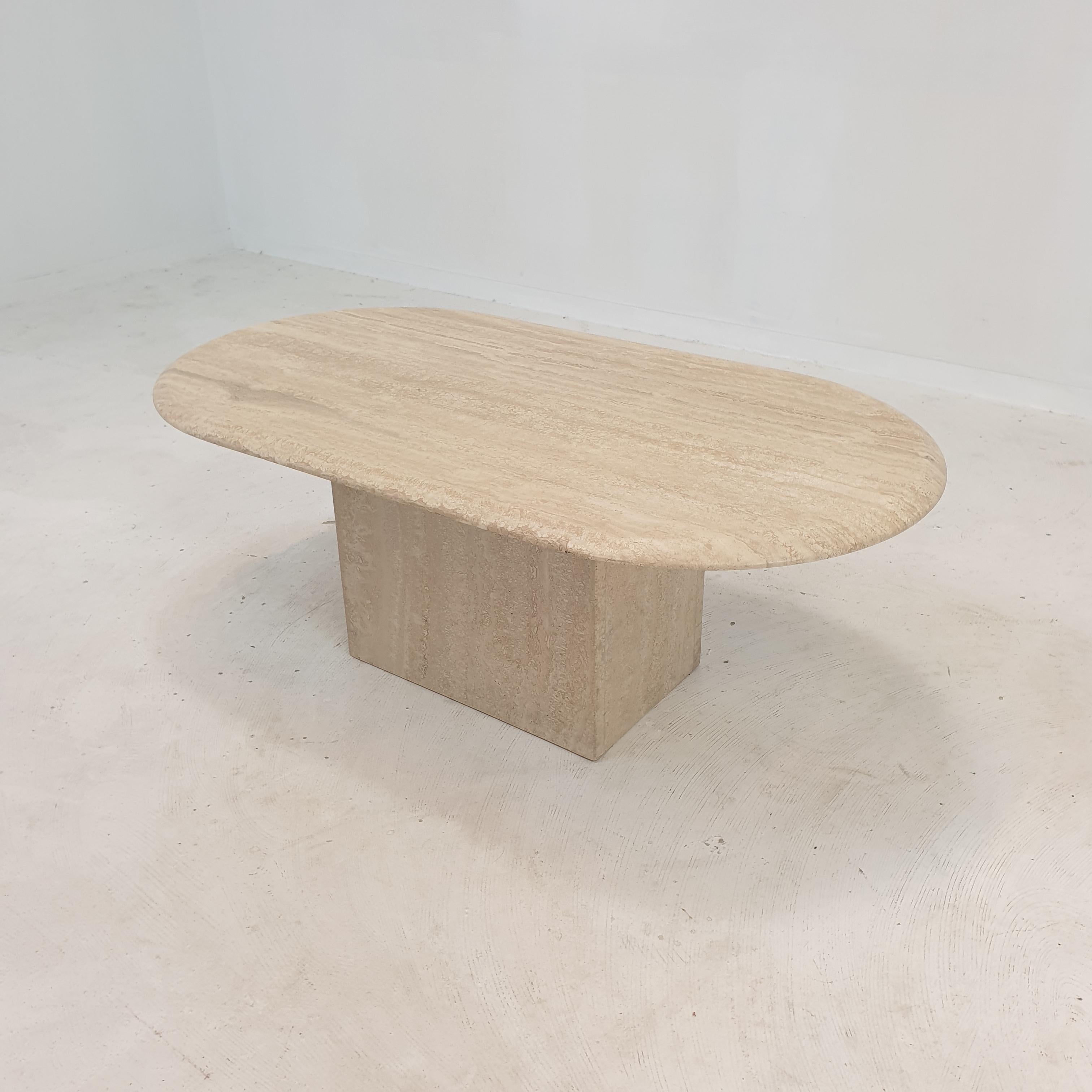 Italienischer Couchtisch aus Travertin, 1980er Jahre (Moderne der Mitte des Jahrhunderts) im Angebot