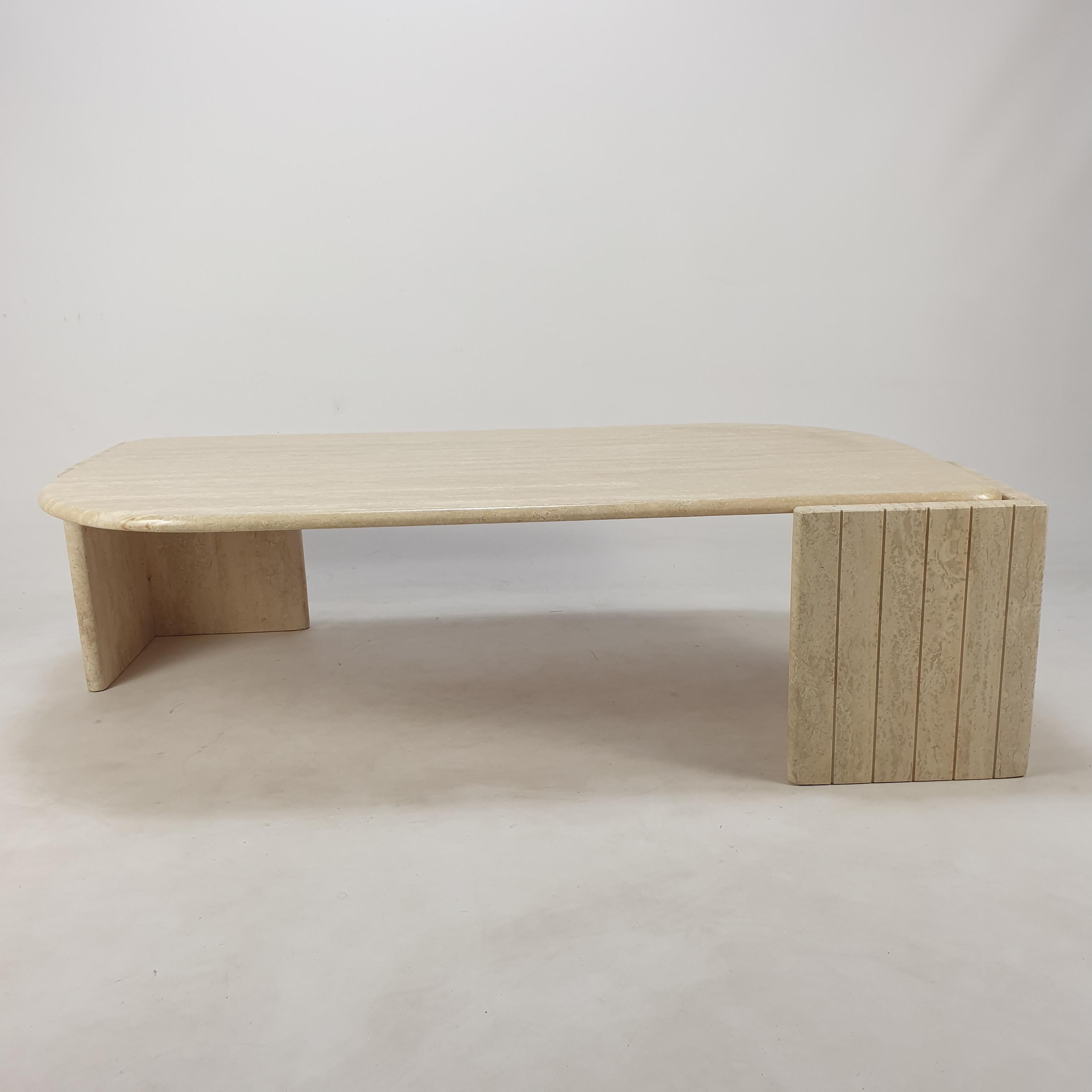 Travertin Table basse italienne en travertin, années 1980 en vente