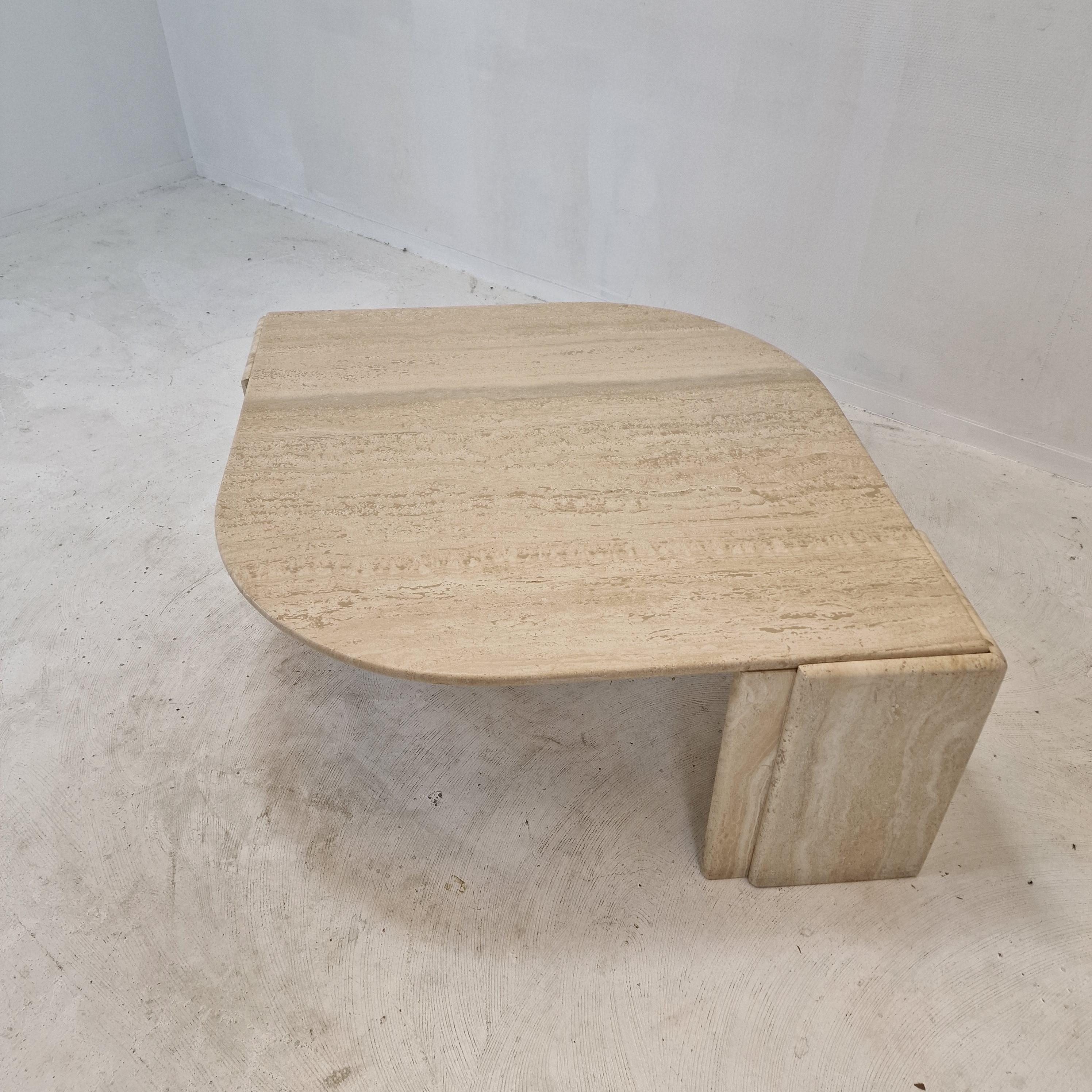 Table basse italienne en travertin, années 1980 en vente 2