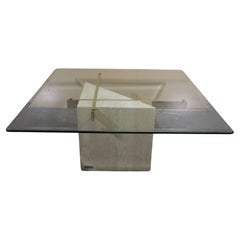 Table basse italienne en travertin avec supports en laiton et plateau en verre